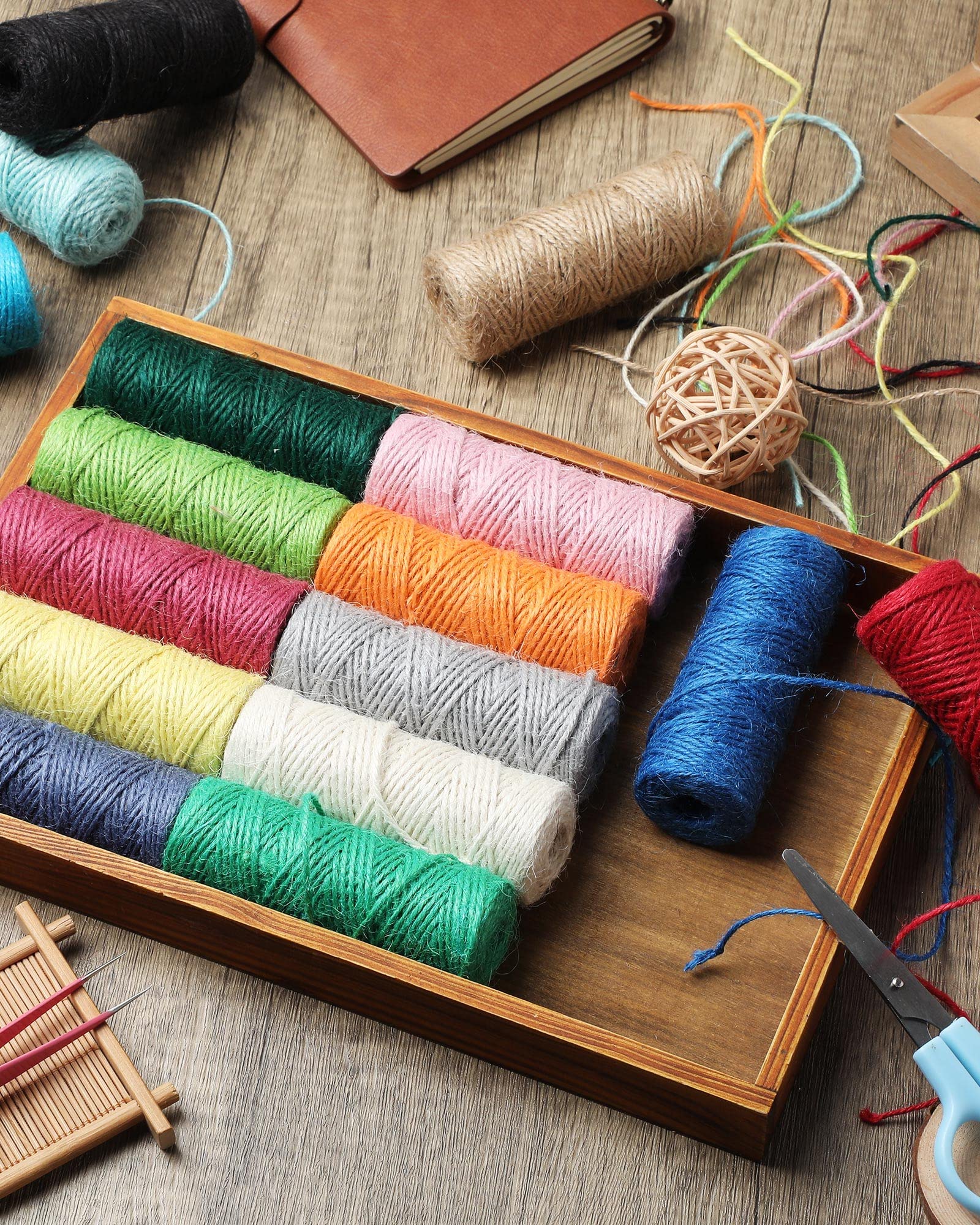 16 Rollen Makramee-Schnur Baumwollschnur Bunte Schnur 3-lagige Jute-Schnur 4.5 m Bindfaden für Bastelarbeiten, Kunstwerke, Bilderausstellung und Verzierungen, Pflanzenaufhängen, 16 Farben