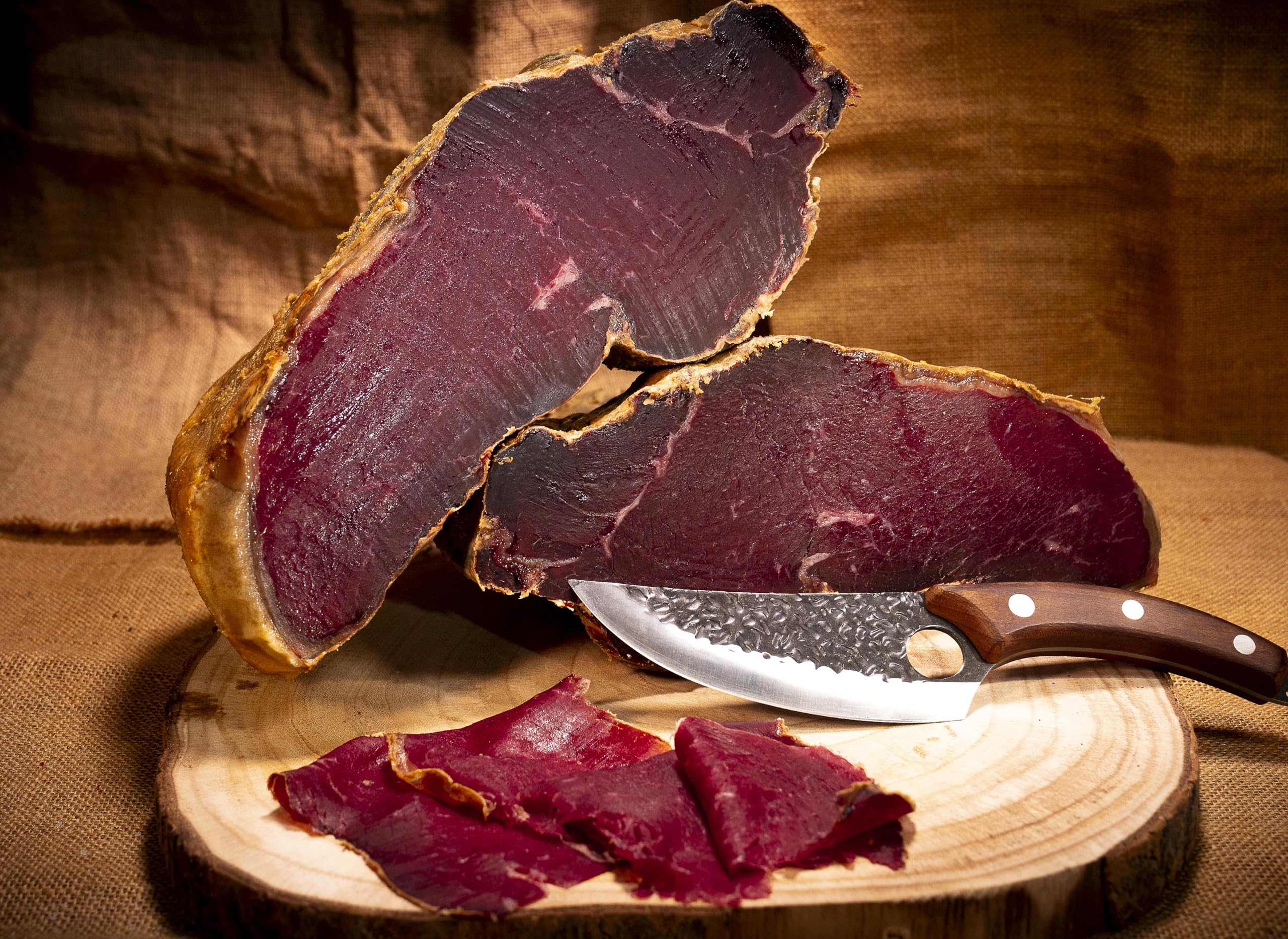 MONTELUEÑO | Cesta Gourmet Ibérica Plus - Surtido de embutidos ibéricos naturales con Chorizo, Salchichón, Jamón, Cecina, Quesos, Vino, Aceite OVE, Picos. Ideal para picoteo, regalo, cesta navidad.