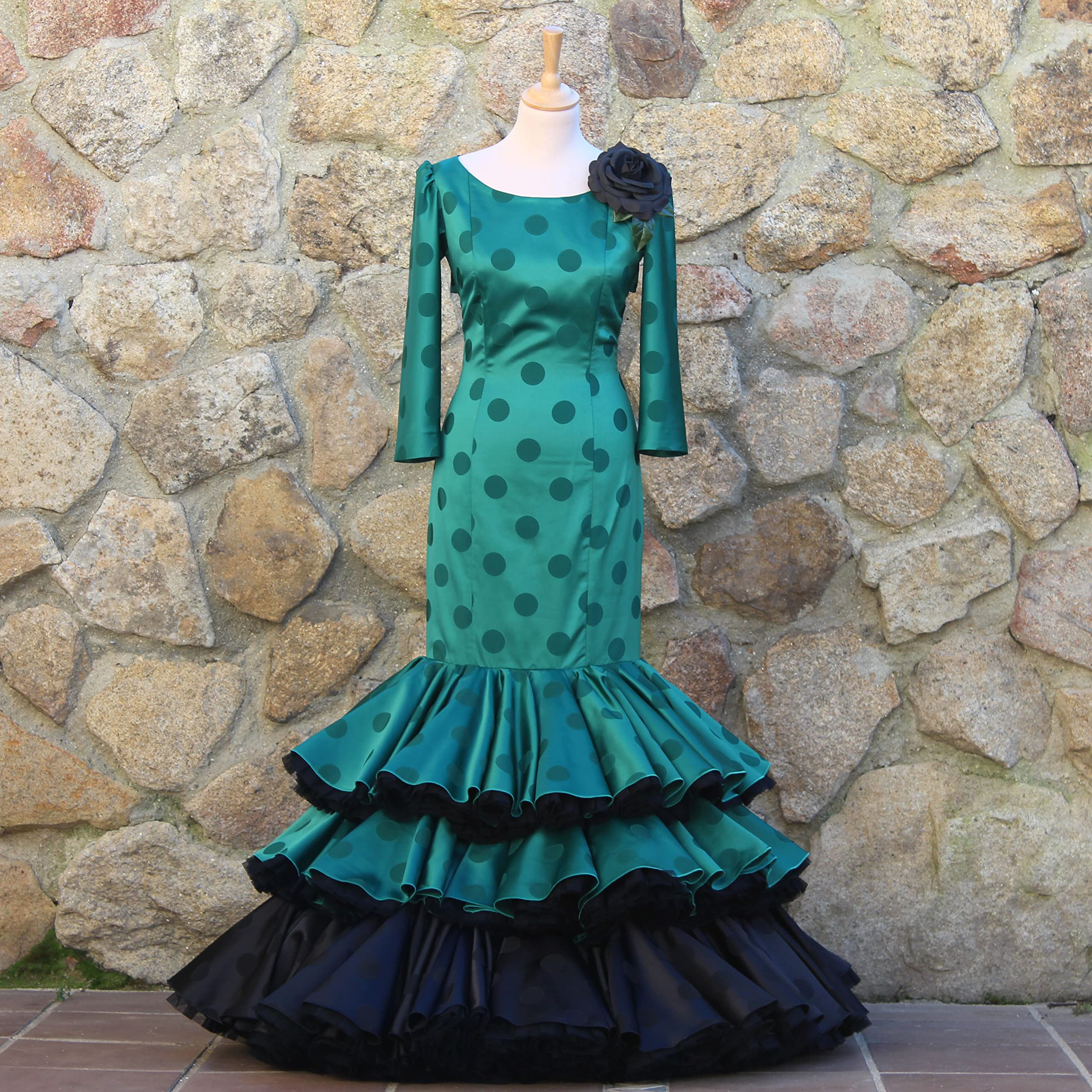 Patrón de costura vestido flamenca volantes de mujer para hacerlo tú misma. Tutorial en vídeo para ayudarte a realizarlo. Talla 36 a la 52. Patrón multitalla en papel.