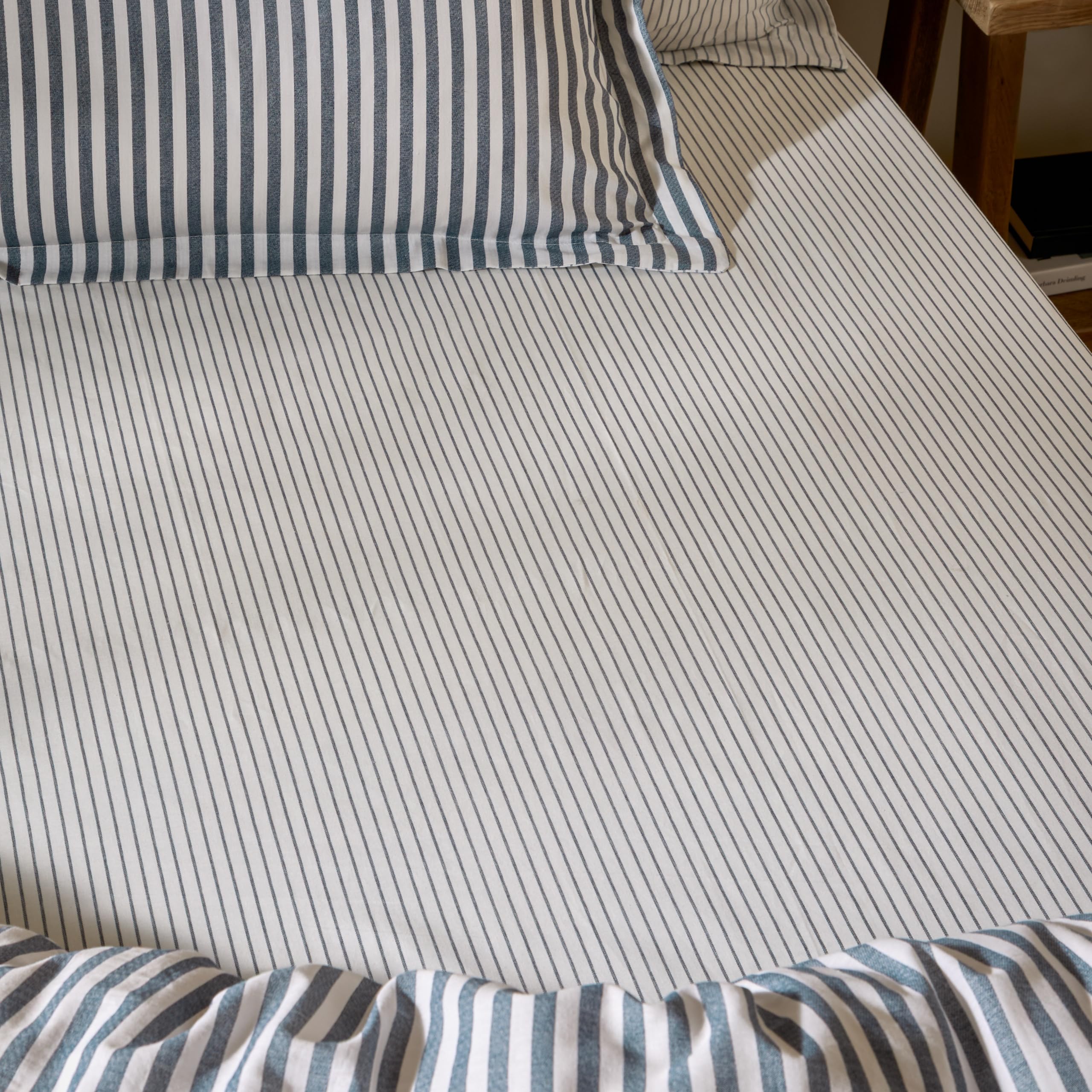 Yard Navy Hebden Narrow Stripe Fitted Sheet – Ultra Soft 100% Cotton Striped Bed Sheet ( – Double – 137X190x32cm)