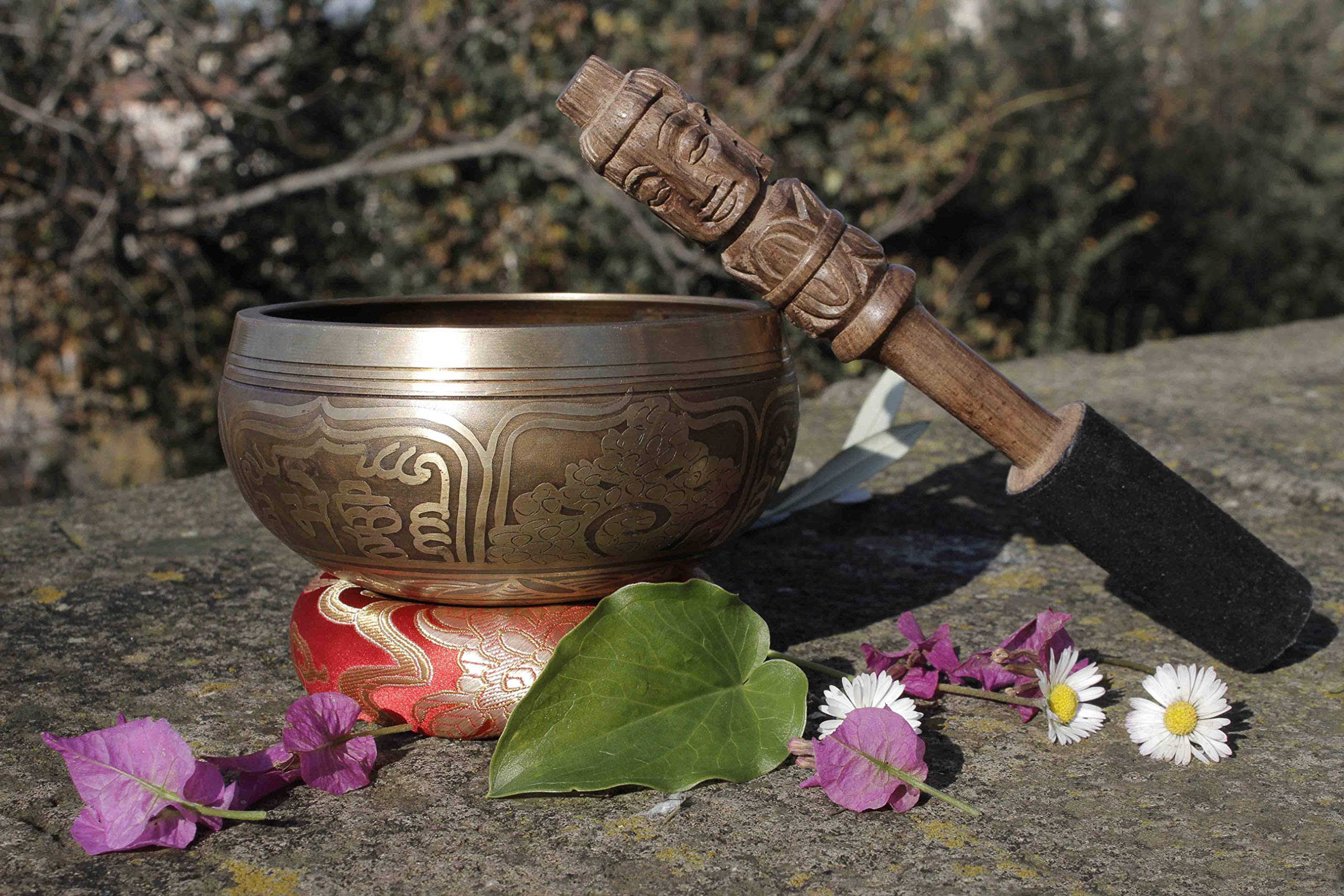 Campana Tibetana con 7 metalli ~ incisa, Ø13cm. Originale del Nepal. Fatta a mano. Set: cuscino di seta e battente con Buddha scolpito a mano. Per Meditazione, Chakra e Terapia del Suono