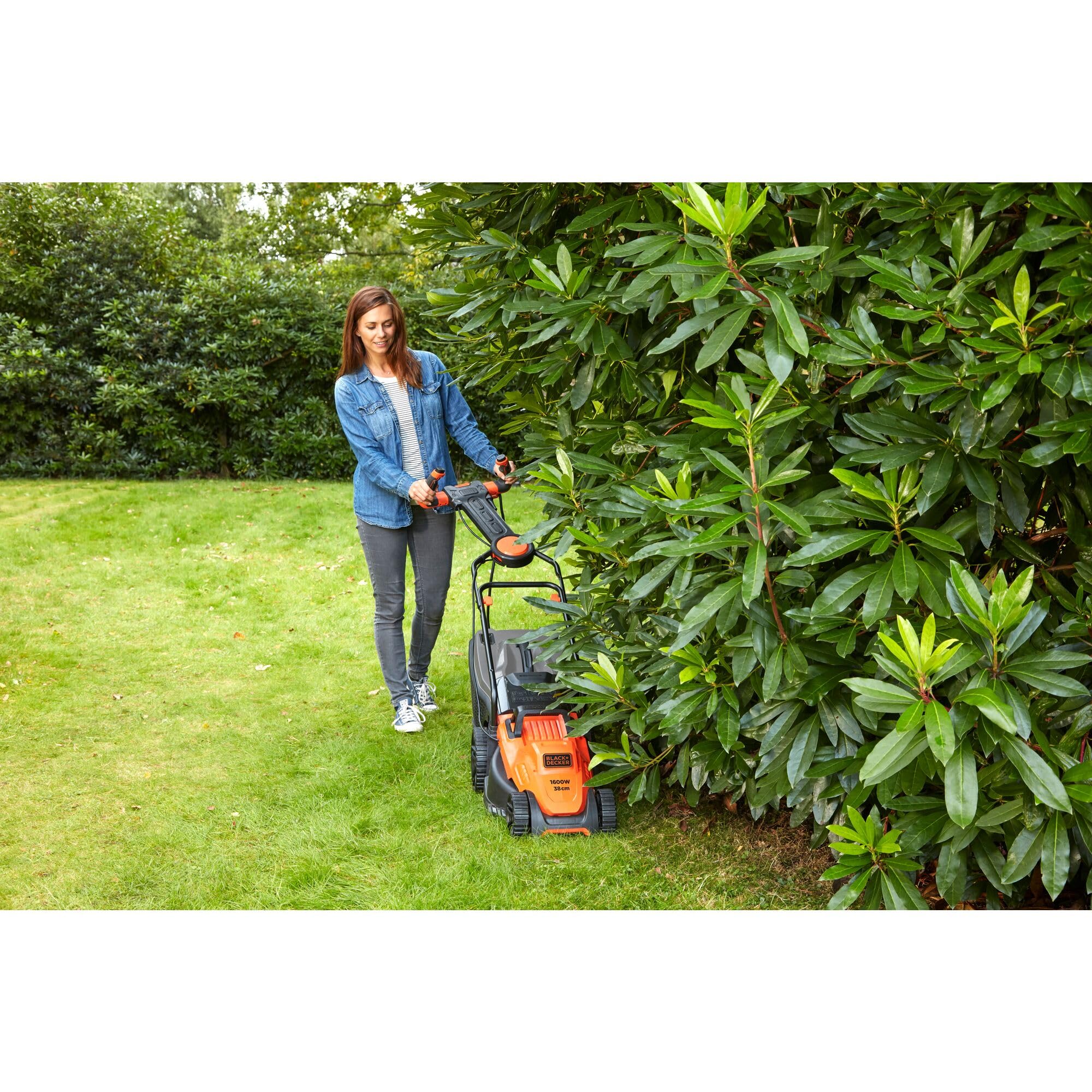 BLACK+DECKER BEMW471ES, Cortacésped eléctrico 1.600W 38 cm, Anchura de Corte de 38 cm, 6 Alturas Ajustables de Corte de 20, 30, 40, 50, 60 y 70 mm, Mango EASYSTEER de 3 Posiciones