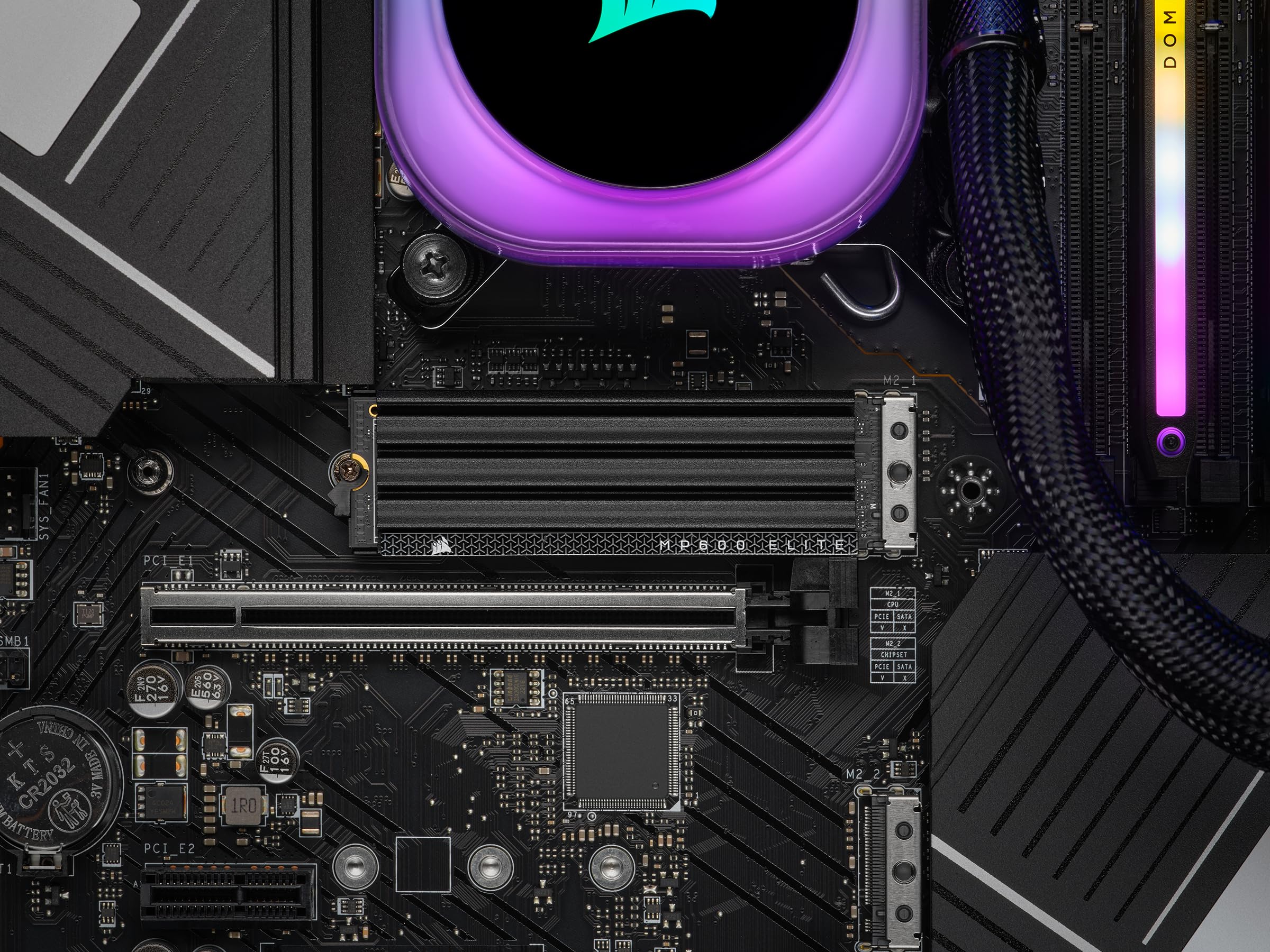 Corsair MP600 Elite 1 to M.2 PCIe Gen4 x4 NVMe SSD avec Dissipateur Thermique Inclus - M.2 2280 - Jusqu'à 7 000 Mo/s en Lecture Séquentielle - 3D TLC NAND Haute Densité - Noir