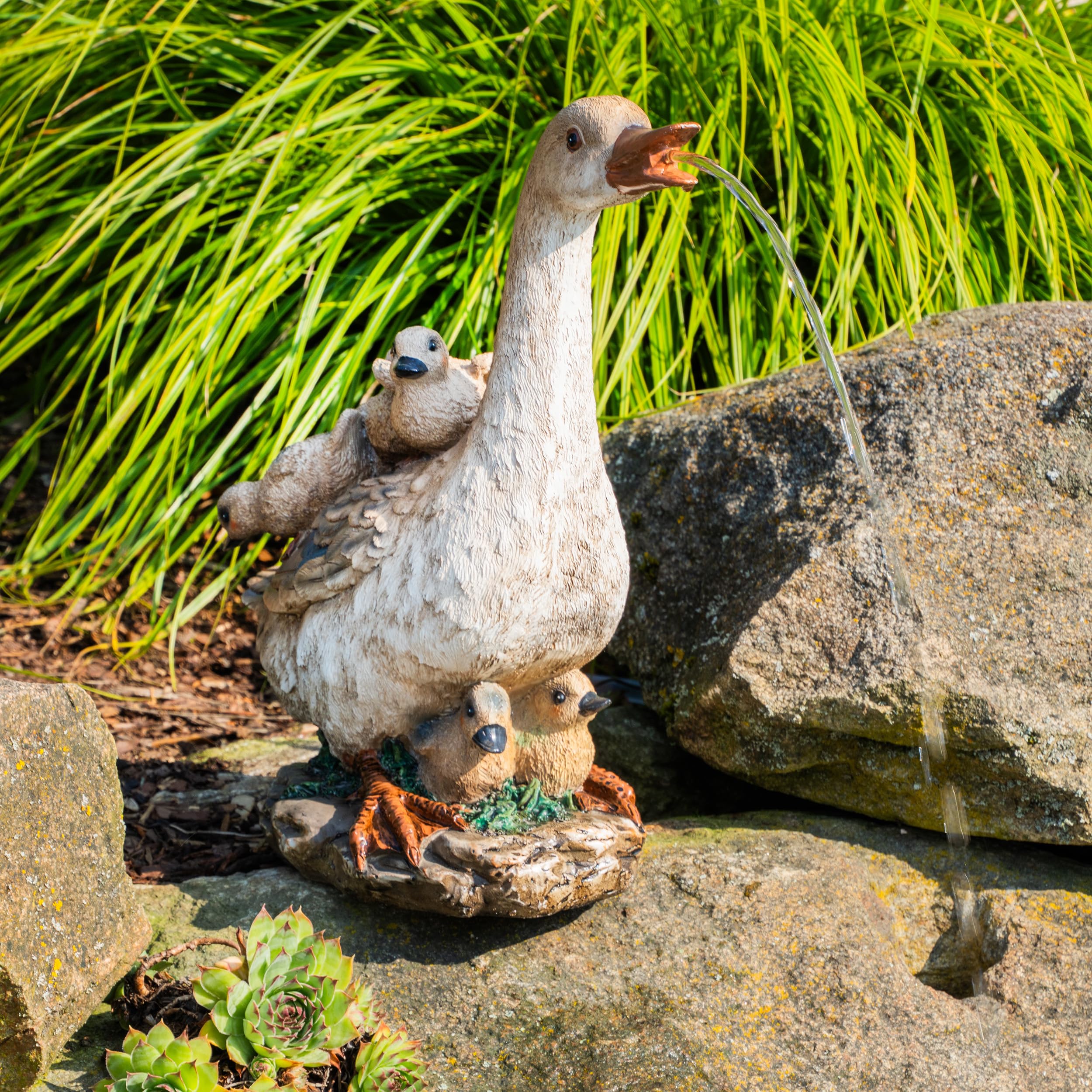 Esotec Solar Wasserspeier Komplettset, Gans mit Küken, Gartenteich Wasserspiel, Vogeltränke, Vogelbad, Gartenbrunnen mit Solarpumpe, H=38,5cm 101669