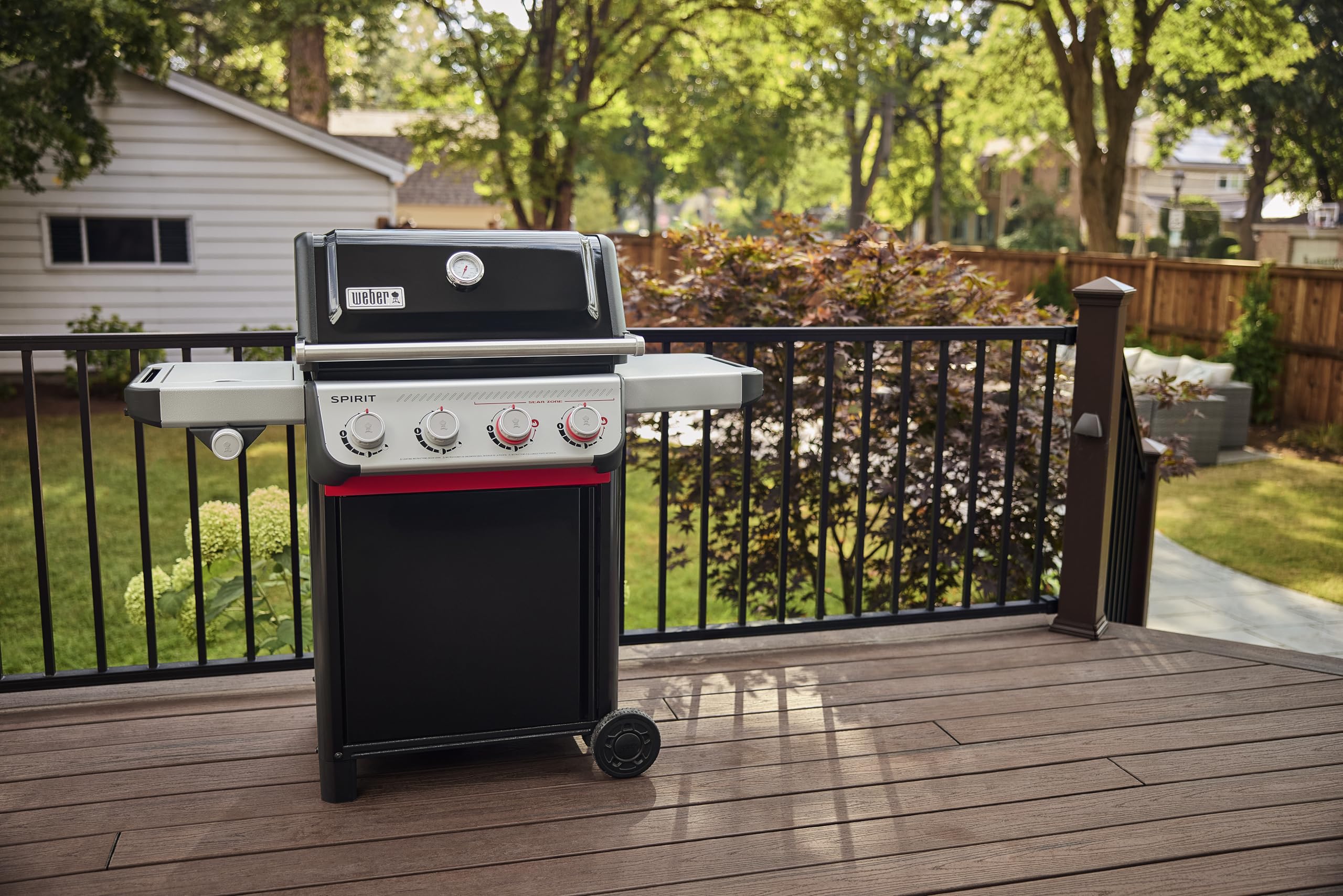 Weber Spirit E-435 Barbecue a gas con propano liquido per cucinare all'aperto, 4 fuochi e 1 bruciatore laterale, nero – Griglie in ghisa smaltata in porcellana, 2 bruciatori Boost, zona Sear