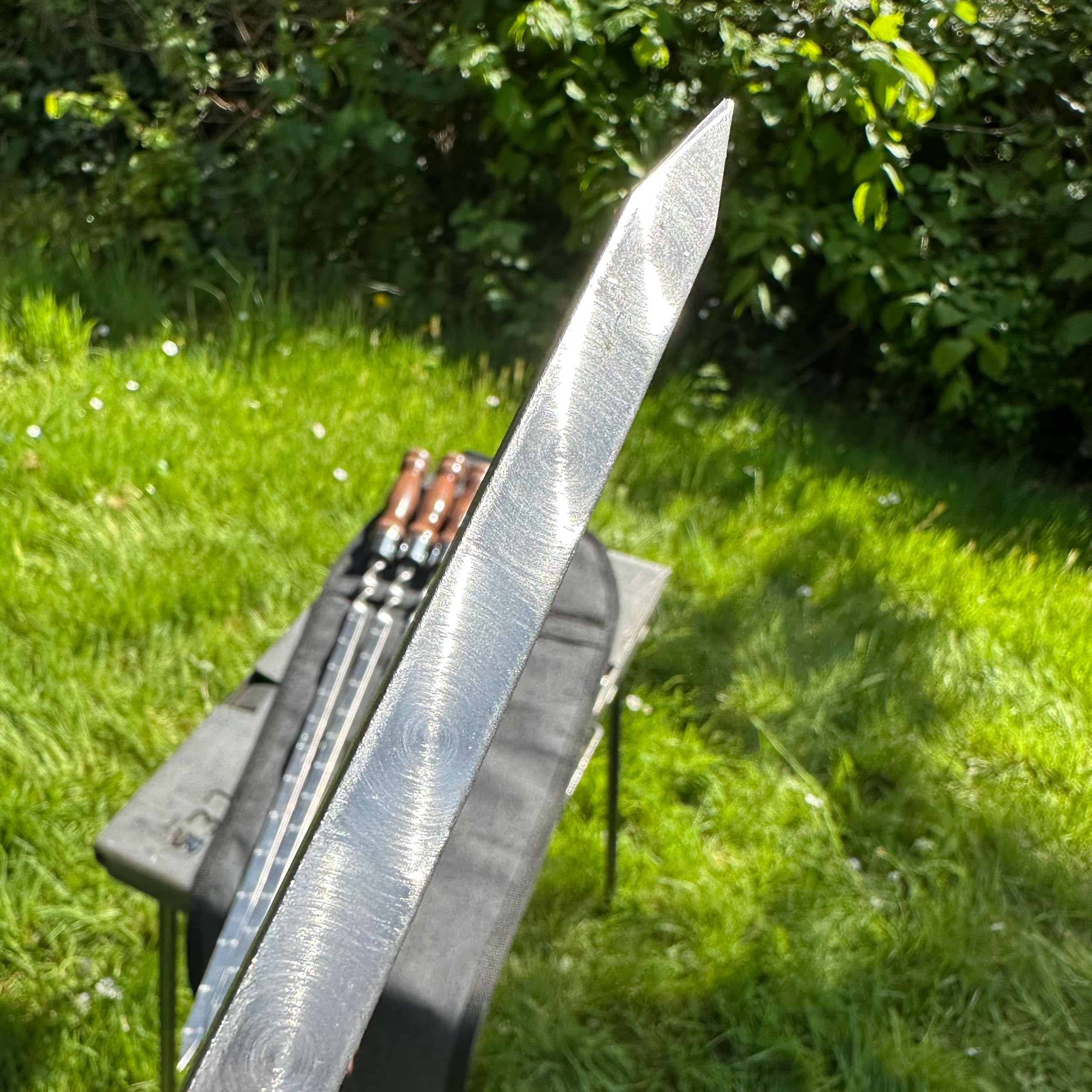 Set di 6 spiedini premium in acciaio inox, 63 cm, con manico in legno laccato, doppio sigillato, antiruggine e di alta qualità per barbecue, kebab, verdure e carne