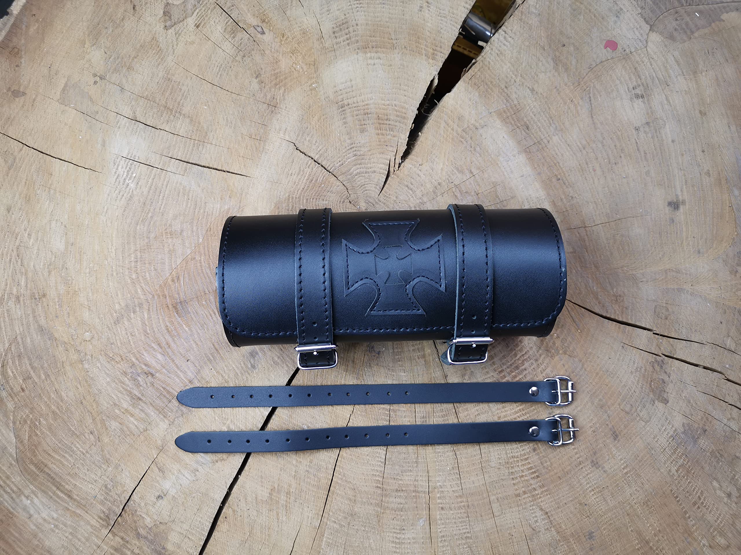 Gepäckrolle Tool Malteser Kreuz kompatibel mit Harley Davidson Softail Streetbob Cruiser Dyna Sportster Shovelhead Werkzeugrolle universell
