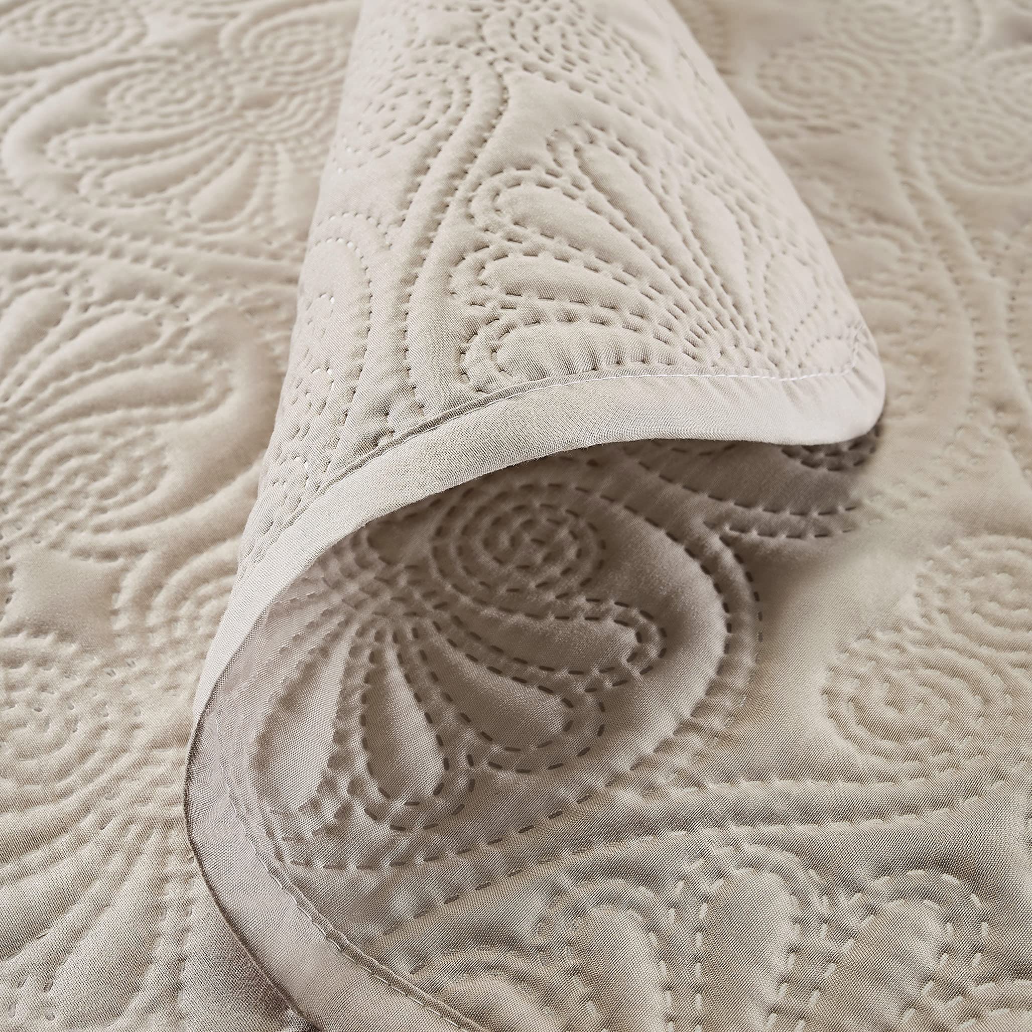 ROOM99 Leila Elegante Tagesdecke in Beige 240 x 260 cm Vielseitige Wohndecke als Bettüberwurf oder Sofaüberwurf Überwurfdecke für Bett und Sofa Steppdecke Stil Ideal als Bedspread