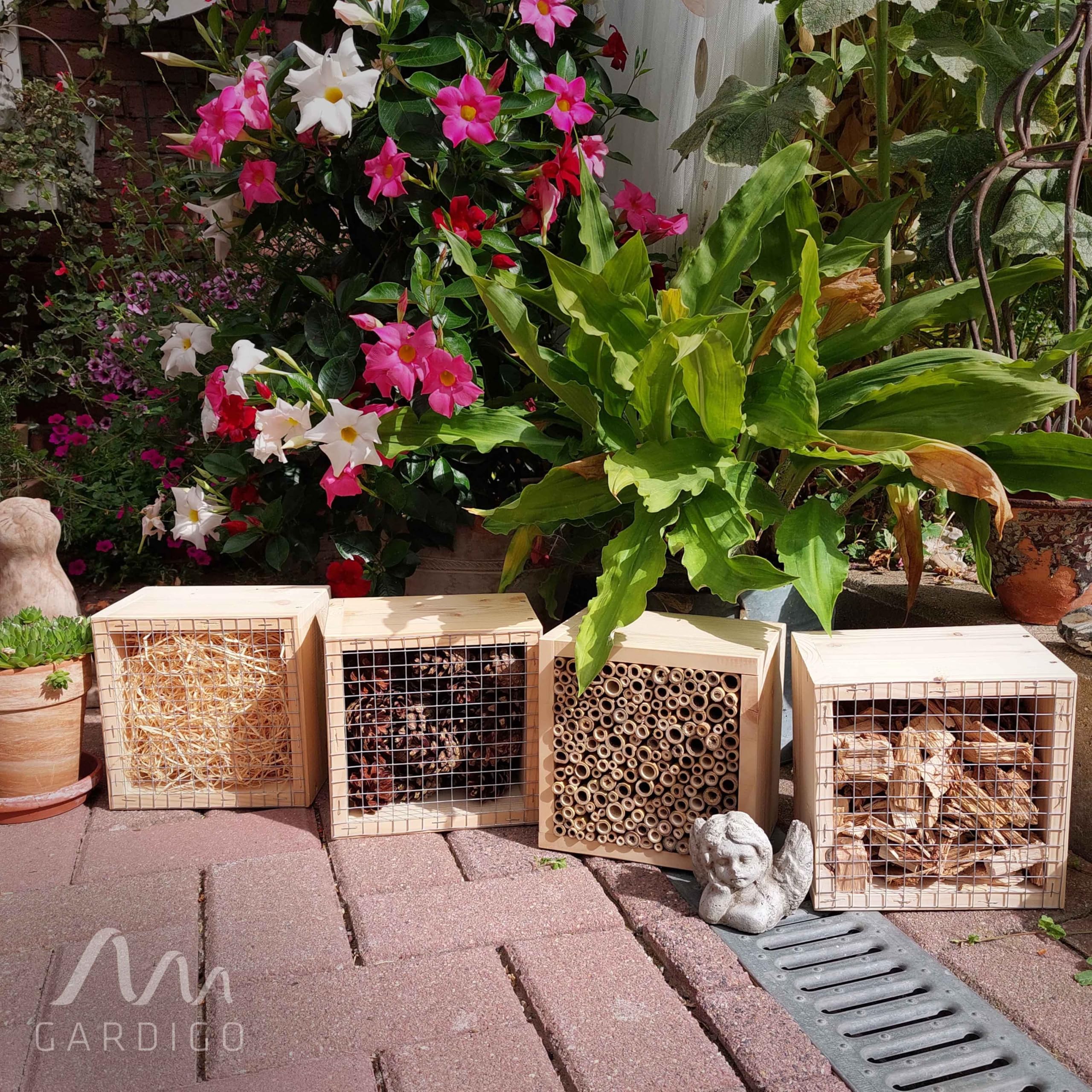 GARDIGO® Set di Costruzione Hotel Insetti Fai da Te | Casetta da Costruire | Made in Germany | Legno di Abete Rosso | Base e Materiali di Riempimento | Costruzione Bug Hotel