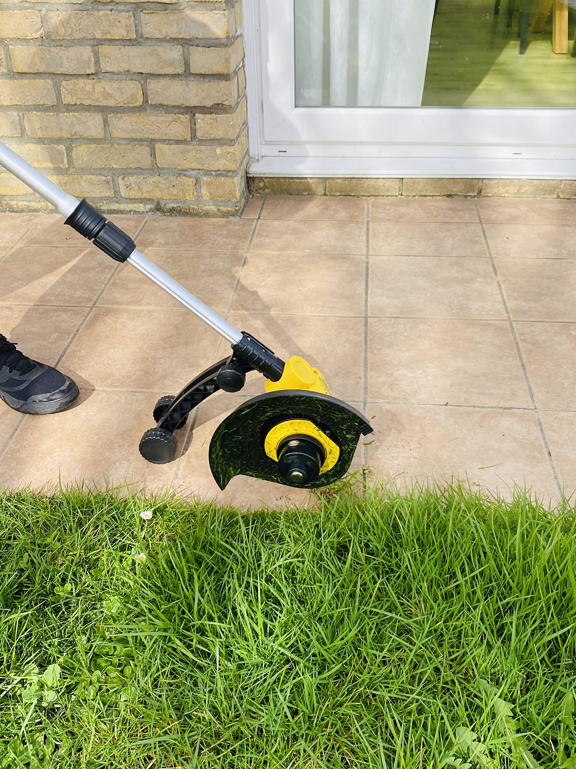 Nemura Coupe Bordure sans Fil 20V - Tête Inclinable en 4 Positions - Poignée Soft Grip -23cm de Diamètre de Coupe - 8000 Tours par Minute - Batterie 2Ah - Marque Française