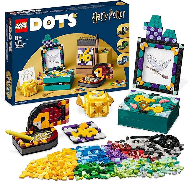 LEGO 41811 DOTS Zestaw na biurko z Hogwartu, Kreatywne Zabawki, Harry Potter Akcesoria i Przybory Szkolne, Dekoracja Biurka i Naszywka, Klocki Konstrukcyjne i Rękodzieło dla Dzieci