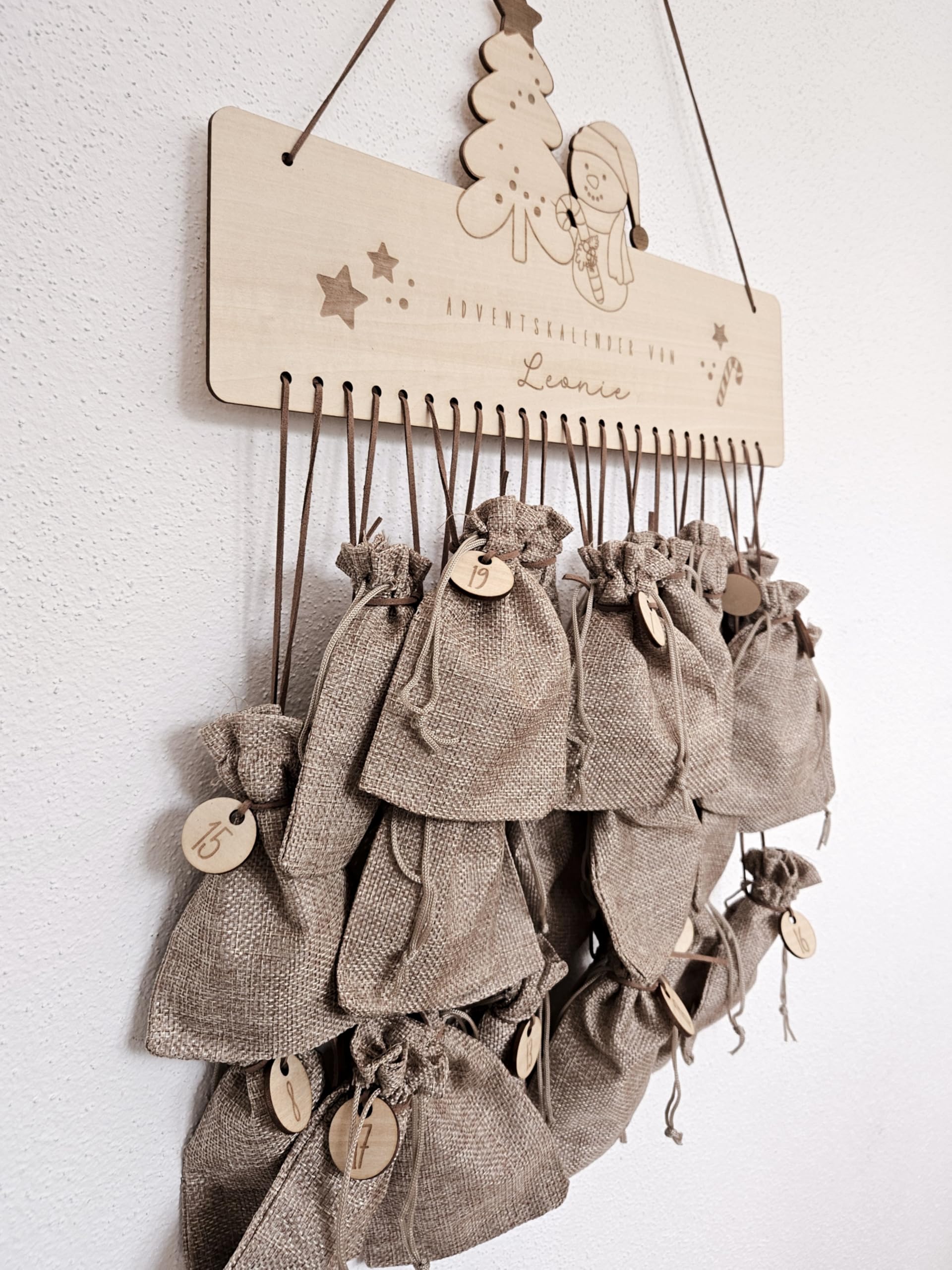 Personalisierter Adventskalender aus Holz zum Befüllen – Nachhaltige Weihnachtsdeko im skandinavischen Stil – Wiederverwendbarer Adventskalender mit Gravur - Set mit Jutesäckchen und Lederbändern