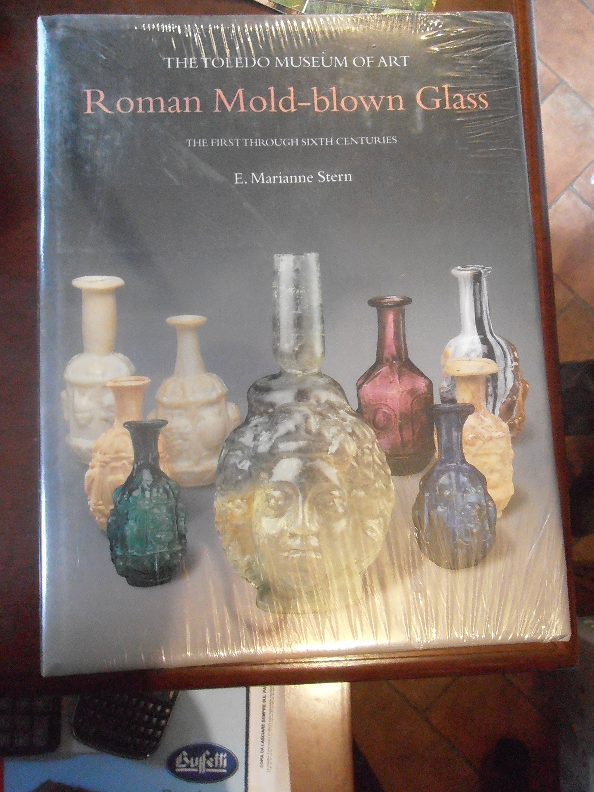 Roman Mold-Blown Glass, l'ouvrage de prestige pour collectionneurs de verrerie antique