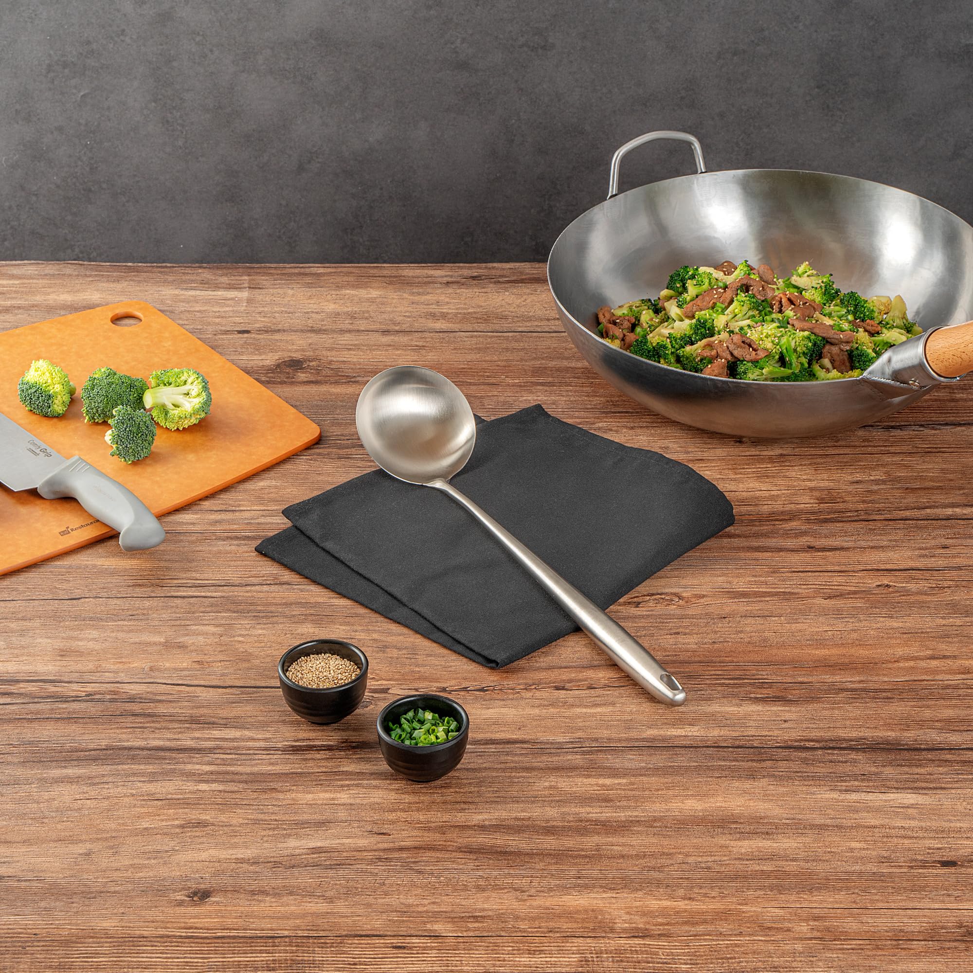 Restaurantware Motomori - Cucharón wok de 17 pulgadas, 1 cuchara de wok lavable en lavavajillas, agujero para colgar, mango extralargo, cucharón de cocina china de acero inoxidable 304, para revolver,