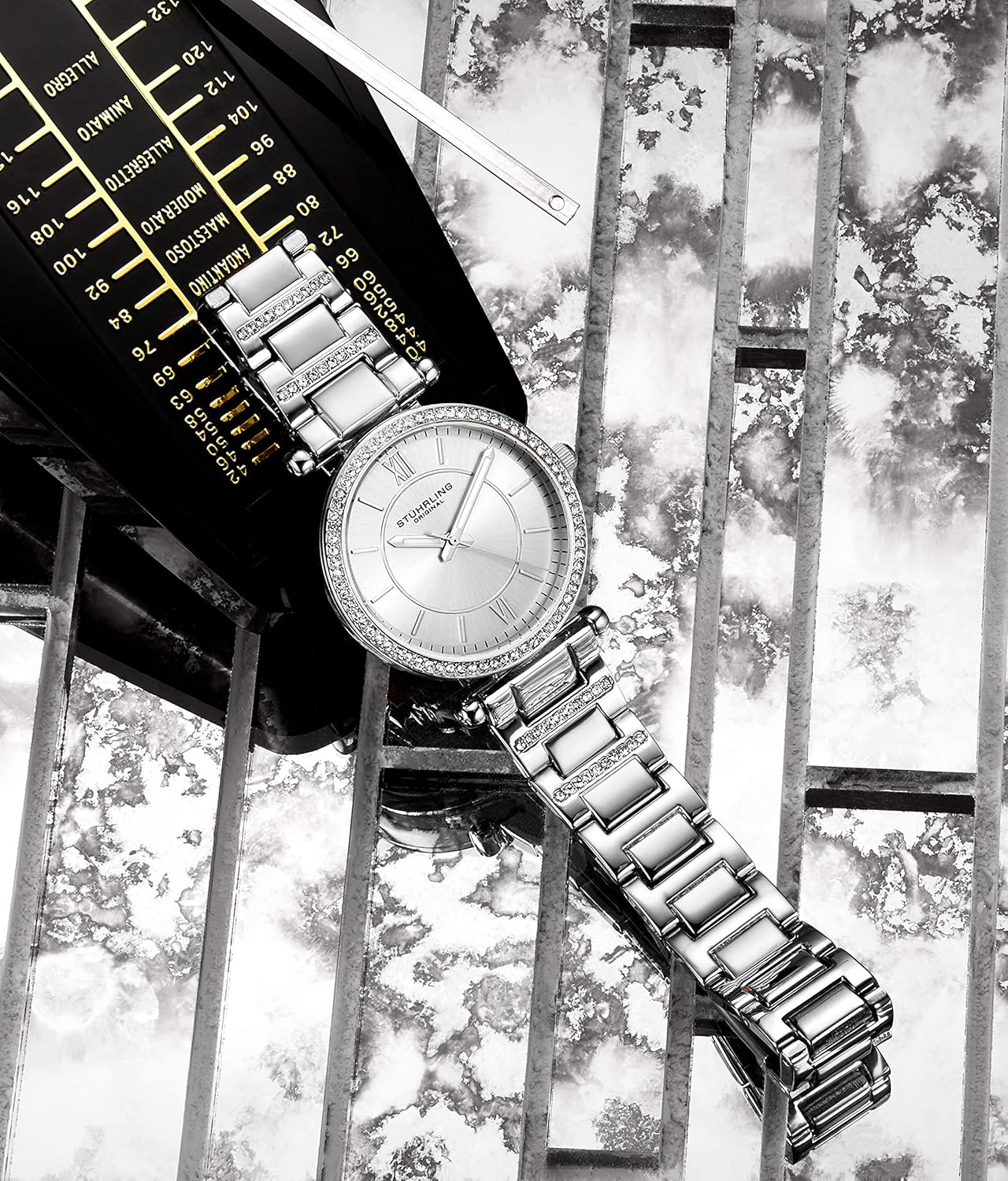 Orologio da donna al quarzo, con lunetta borchiata di cristallo e bracciale in acciaio inossidabile Orologio da donna al quarzo, con lunetta borchiata di cristallo e bracciale in acciaio inossidabile