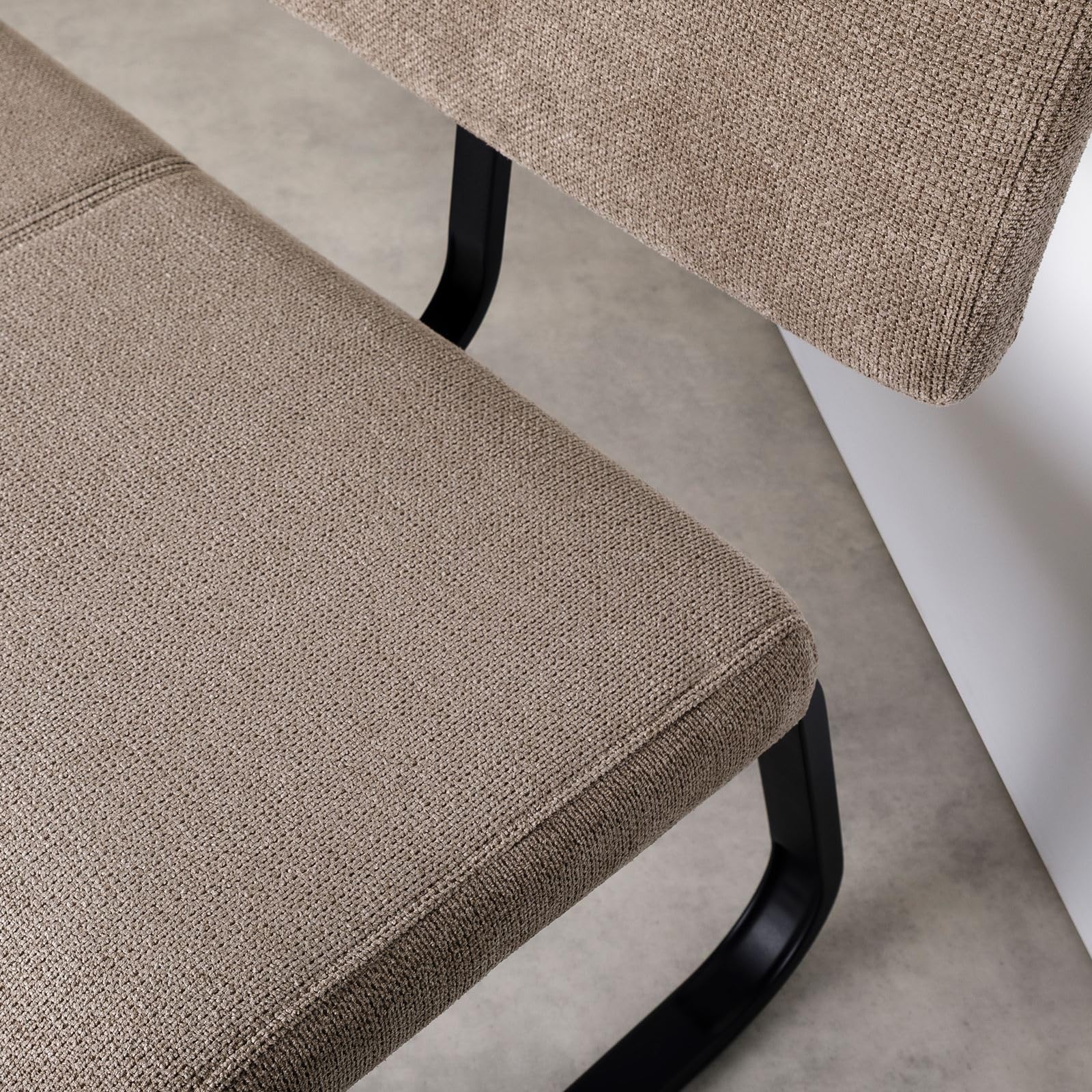 IDIMEX Banc d'entrée Vilas L 135 cm, siège avec 3 Places, Banquette au piètement chromé et Dossier au revêtement en Tissu Coloris Marron Clair