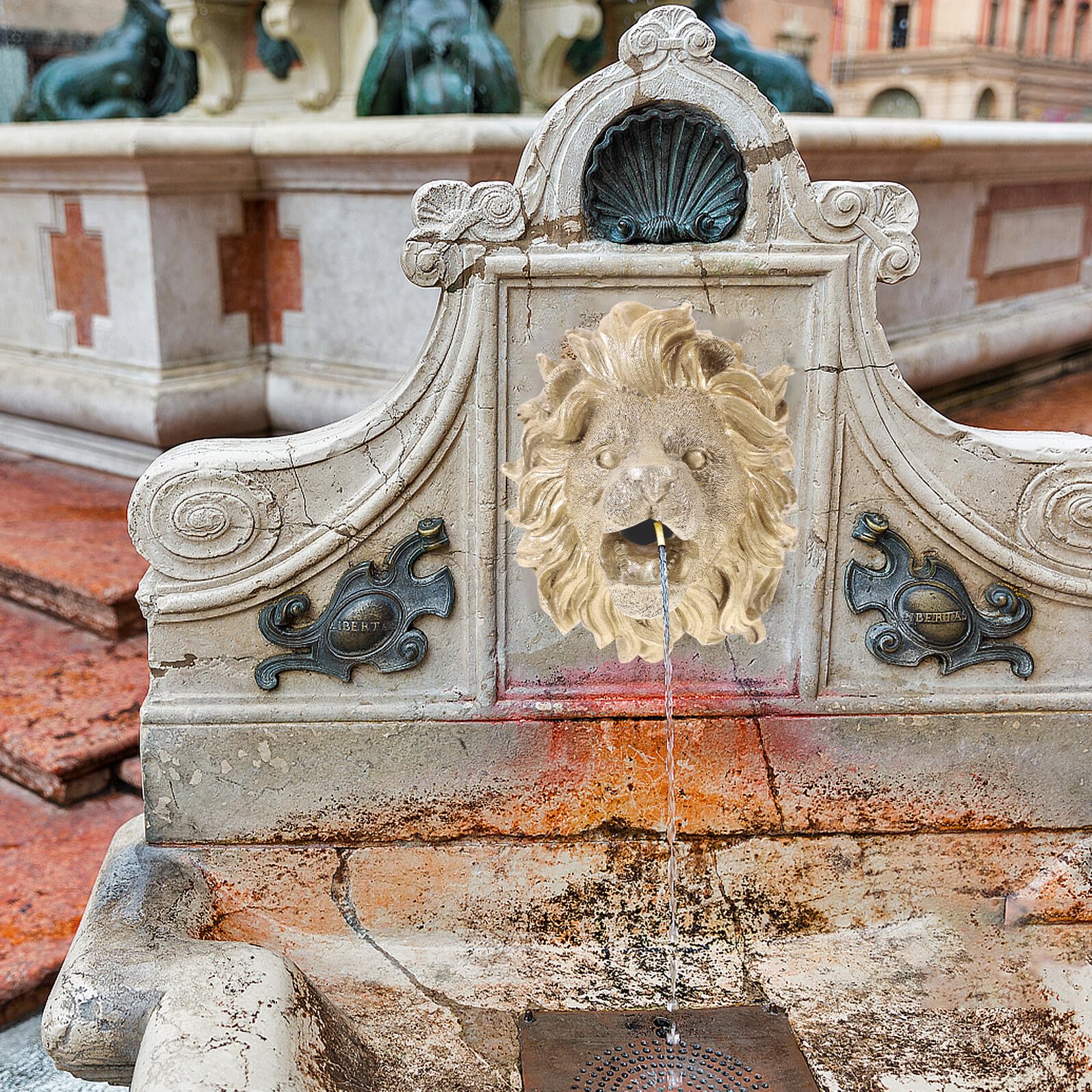 Dekorativer Löwenkopf als Wandhängender Springbrunnensprüher aus Kunstharz mit Lebensnahen Farben und Goldener Optik für Brunnen Außen und Gartenteiche