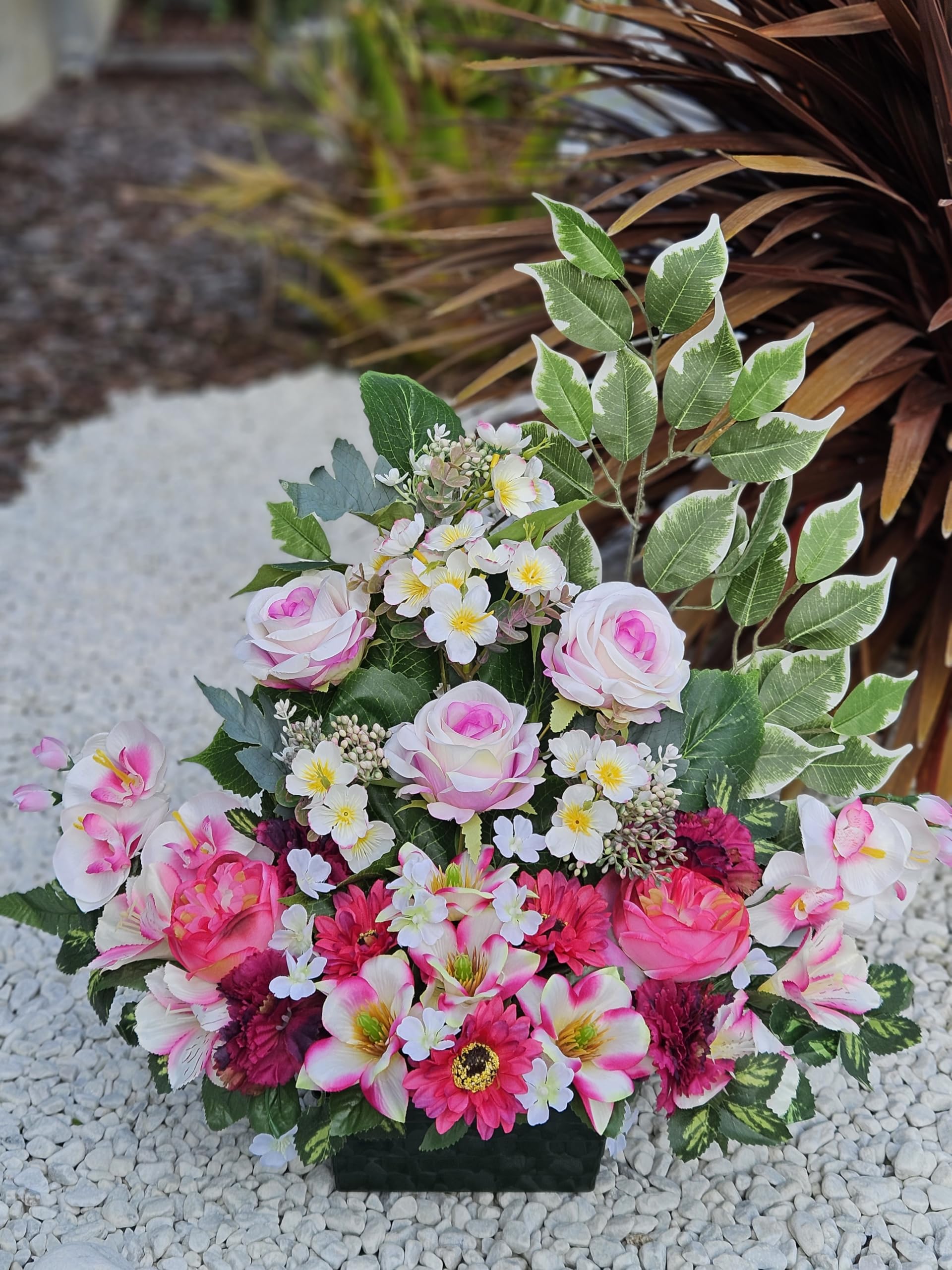 Composition de Fleurs Artificielles, Lesté Ciment Pour Une Très Bonne Tenue à L extérieur. Réalisé par Nos Soins, Fleurs de Qualité