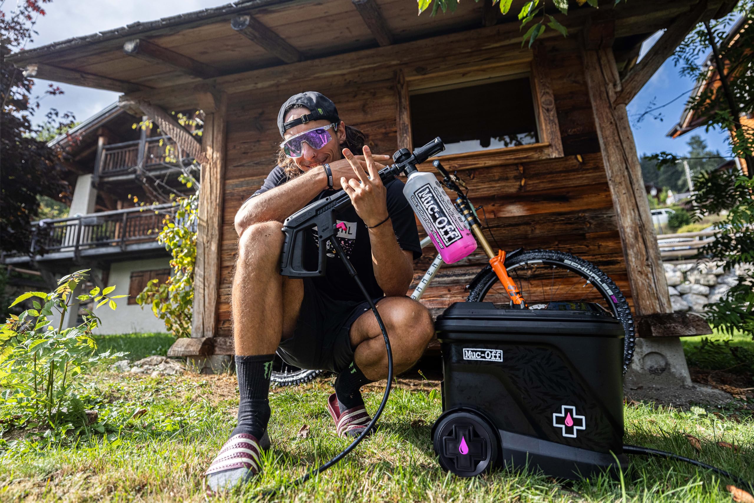 Muc-Off Hidrolimpiadora Portátil a Batería Moto Starter Bundle – Depósito 20L con 4 Lanzas y Nano Tech Limpiador de Moto