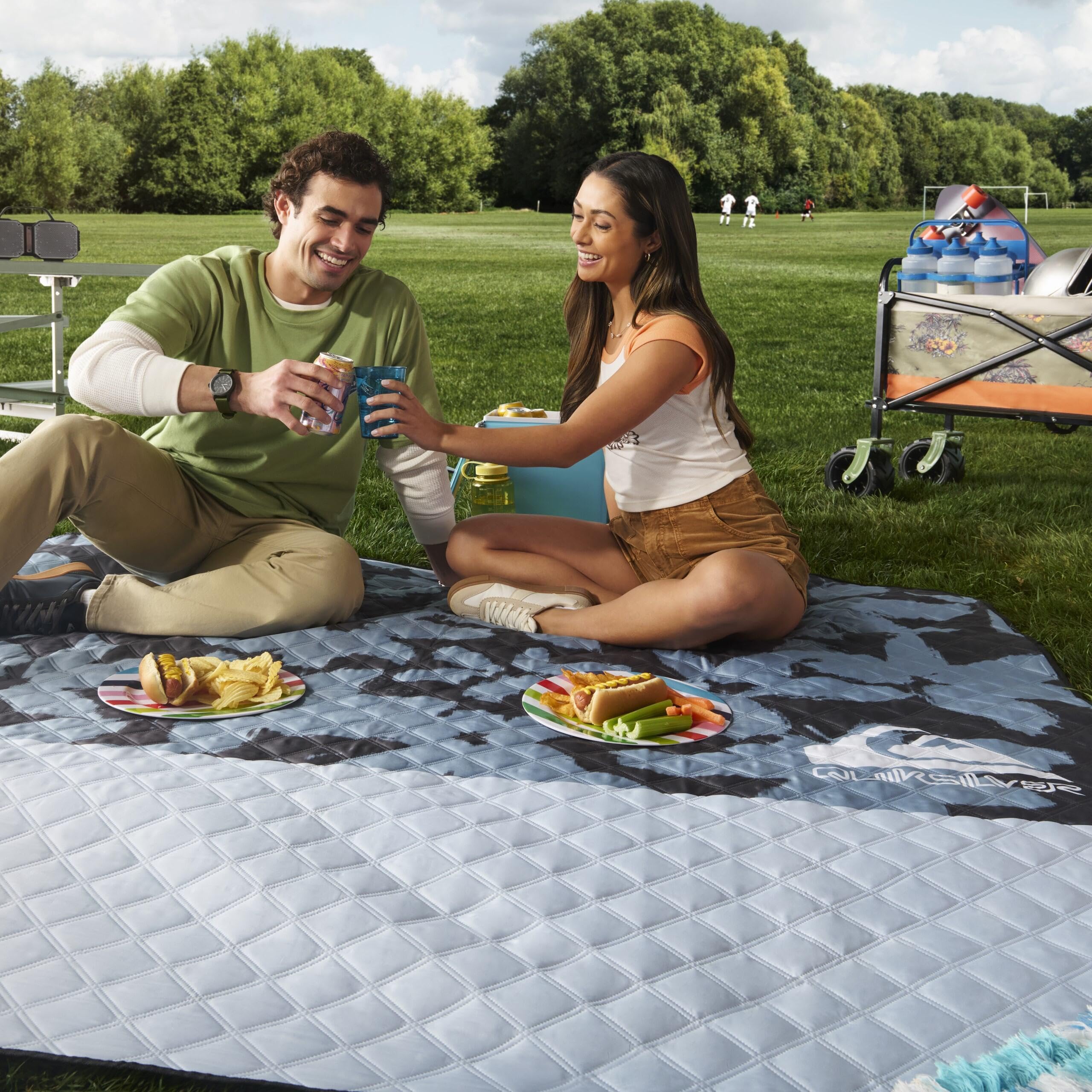 Quiksilver Tapis de Plage Anti-Sable – Grande Couverture de Pique-Nique en Plein air résistante à l'eau, Tapis léger et Pliable pour la Plage, Le Camping, Le Parc ou Les Voyages – Convient pour 4 à 6