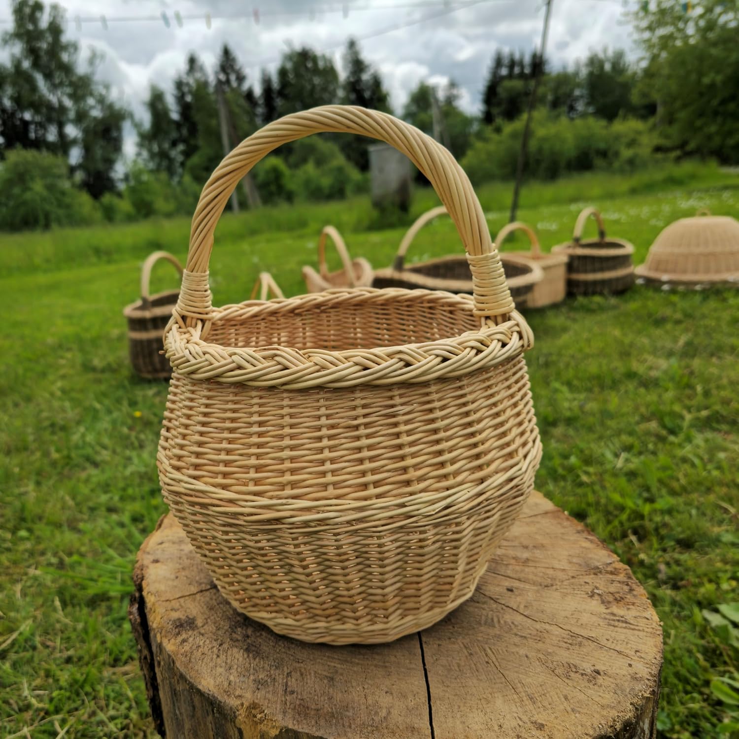 Small Wicker Basket – Handwoven Willow Rustic Decorative Market Basket with Handle – 22 x 23 x 28 cm (8.7 x 9.1 x 11 in) – Eco-Friendly Gift or Flower Girl Basket (#3)