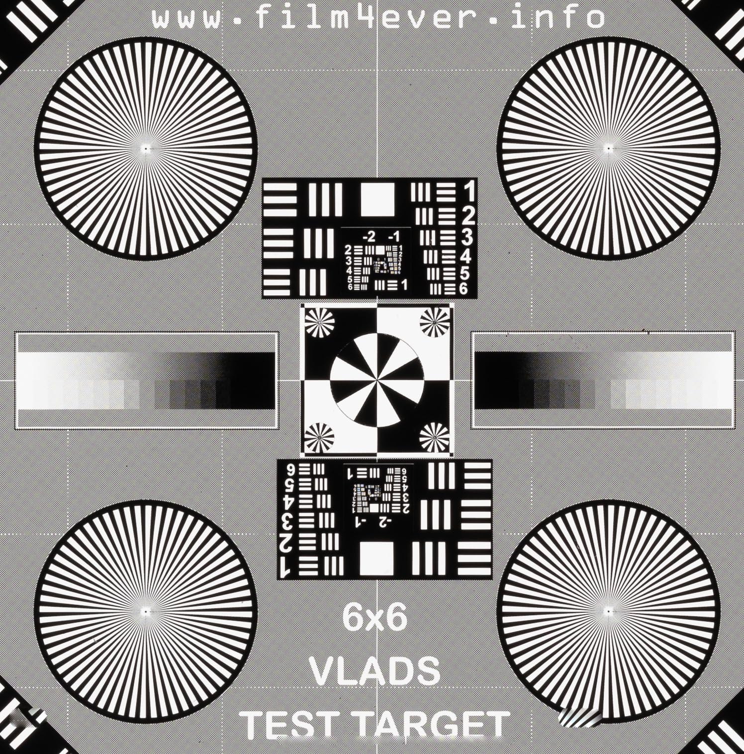 Fokustest 15,2 x 15,2 cm, negativ auf Typ 120 Film von Vlads Test Target zum Scannen von Filmen mit DSLR/spiegellos. Digitalisieren Sie Dias und Negative. Nutzen Sie die Schärfe und