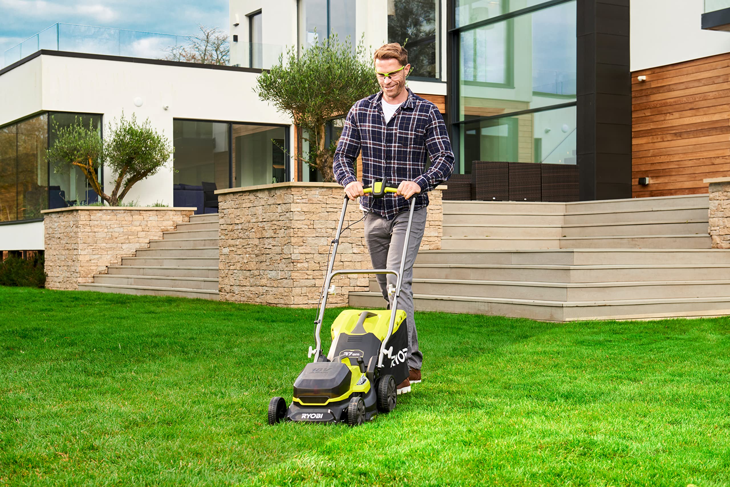 RYOBI Akku-Rasenmäher RY18LM37A-240 inkl. 2 x 4,0 Ah Akku & Ladegerät | 18 V ONE+, 37 cm Schnittbreite, 6-fache Höhenverstellung, EasyEdge-Rasenkamm, Mulchkit & 45 l Fangkorb