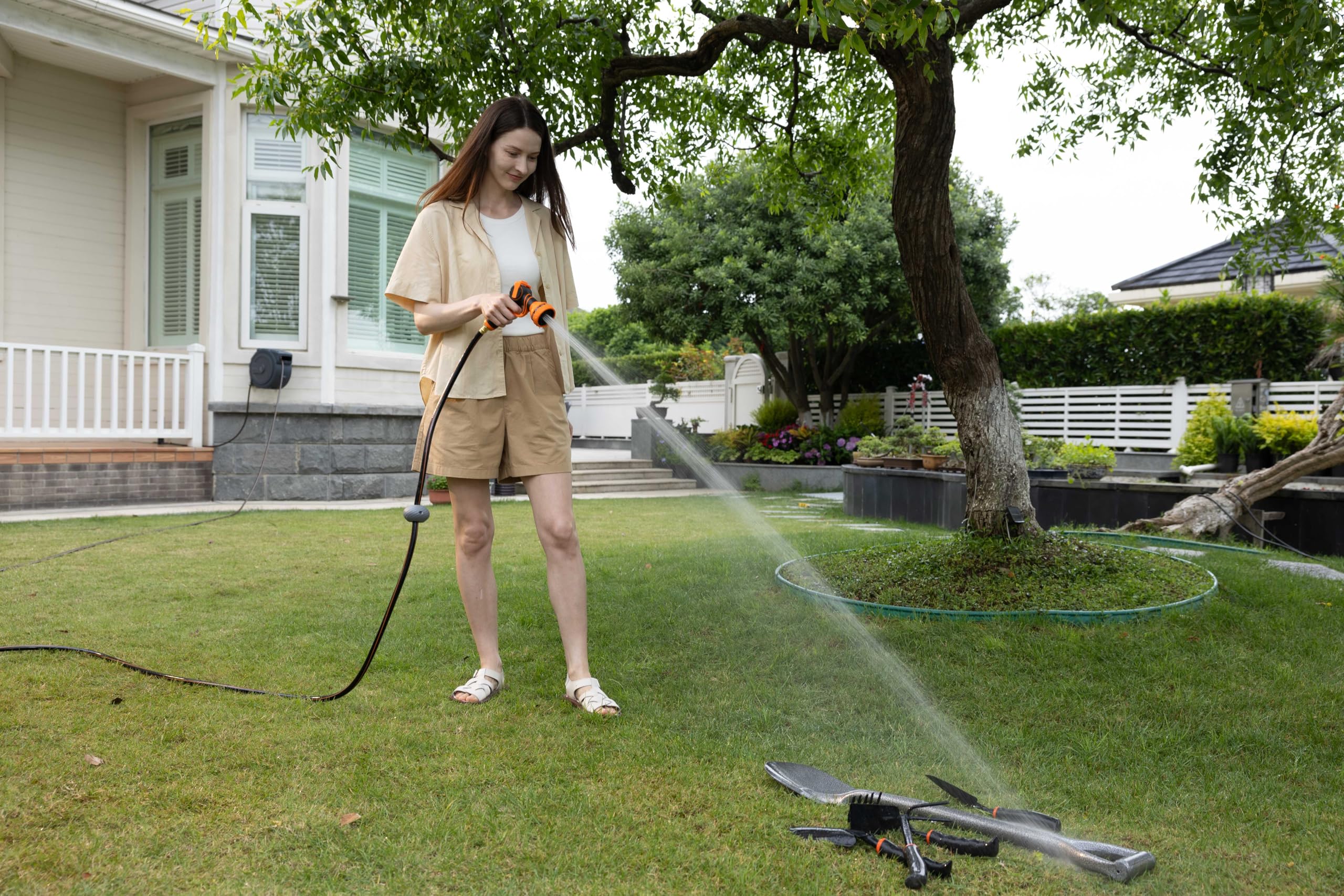 Giraffe Tools Enrouleur de tuyau d'arrosage avec répartiteur de robinet et couvercle, tuyau rétractable de 30 m