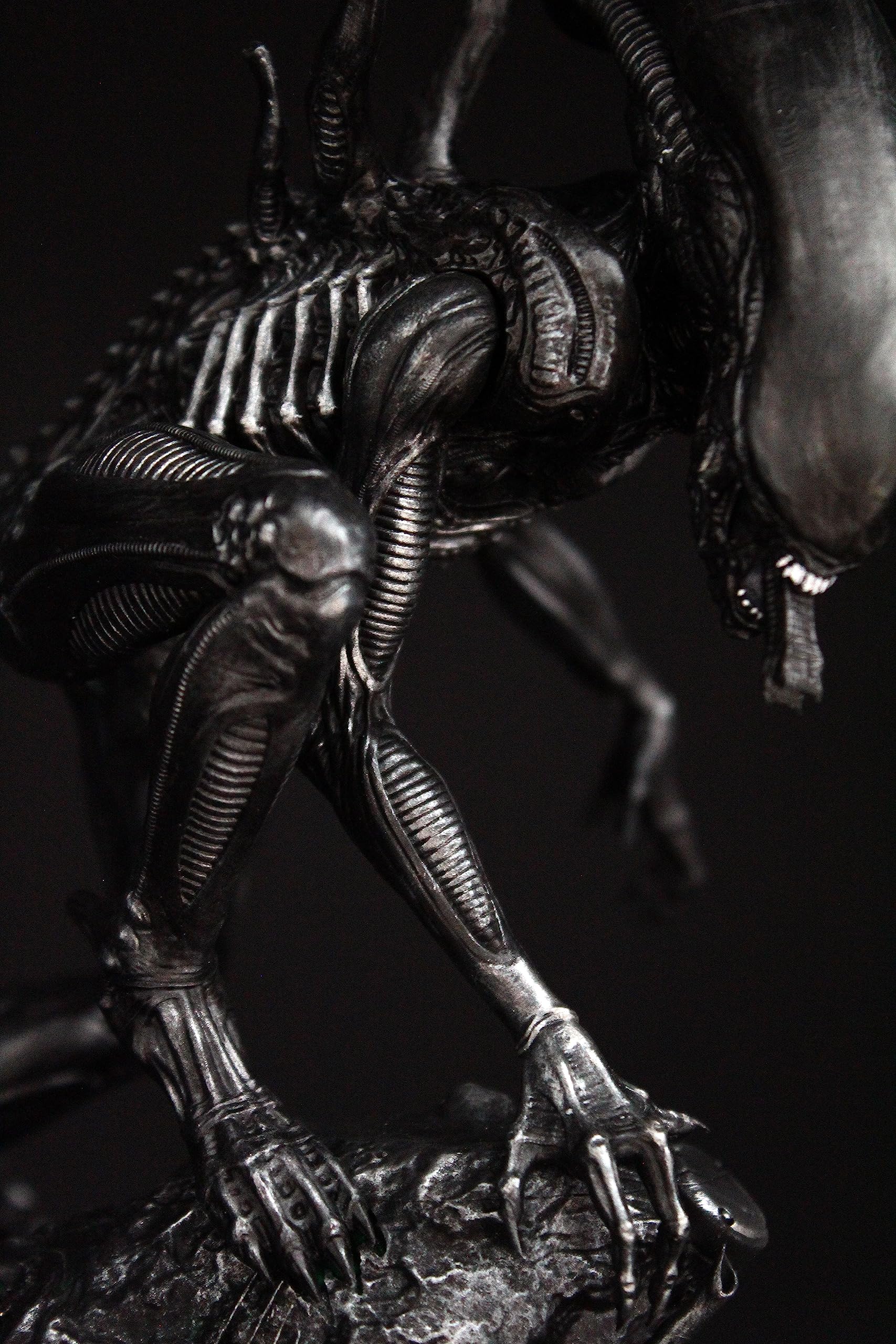 Generico Alien Xenomorph Figure - statua Alien da 35cm con LED, diorama alieno da collezione, incredibile dettaglio, esclusiva Made in Italy