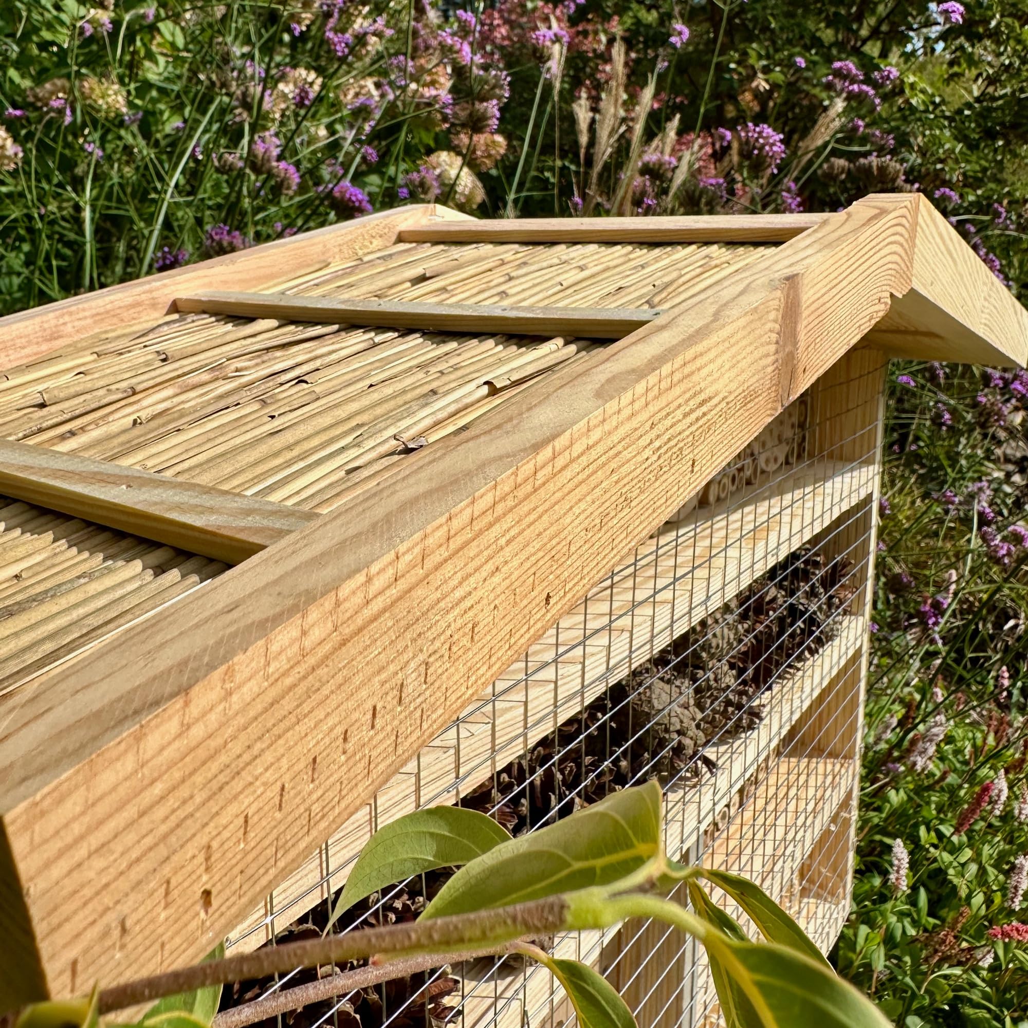 GARTENETAGE XXL Insektenchalet/Bienenhotel Groß zum Aufstellen/Insektenhotel XXL aus Massiv-Holz für Bienen, Marienkäfer & Florfliegen/Nisthilfe & Artenschutz für Balkon & Garten