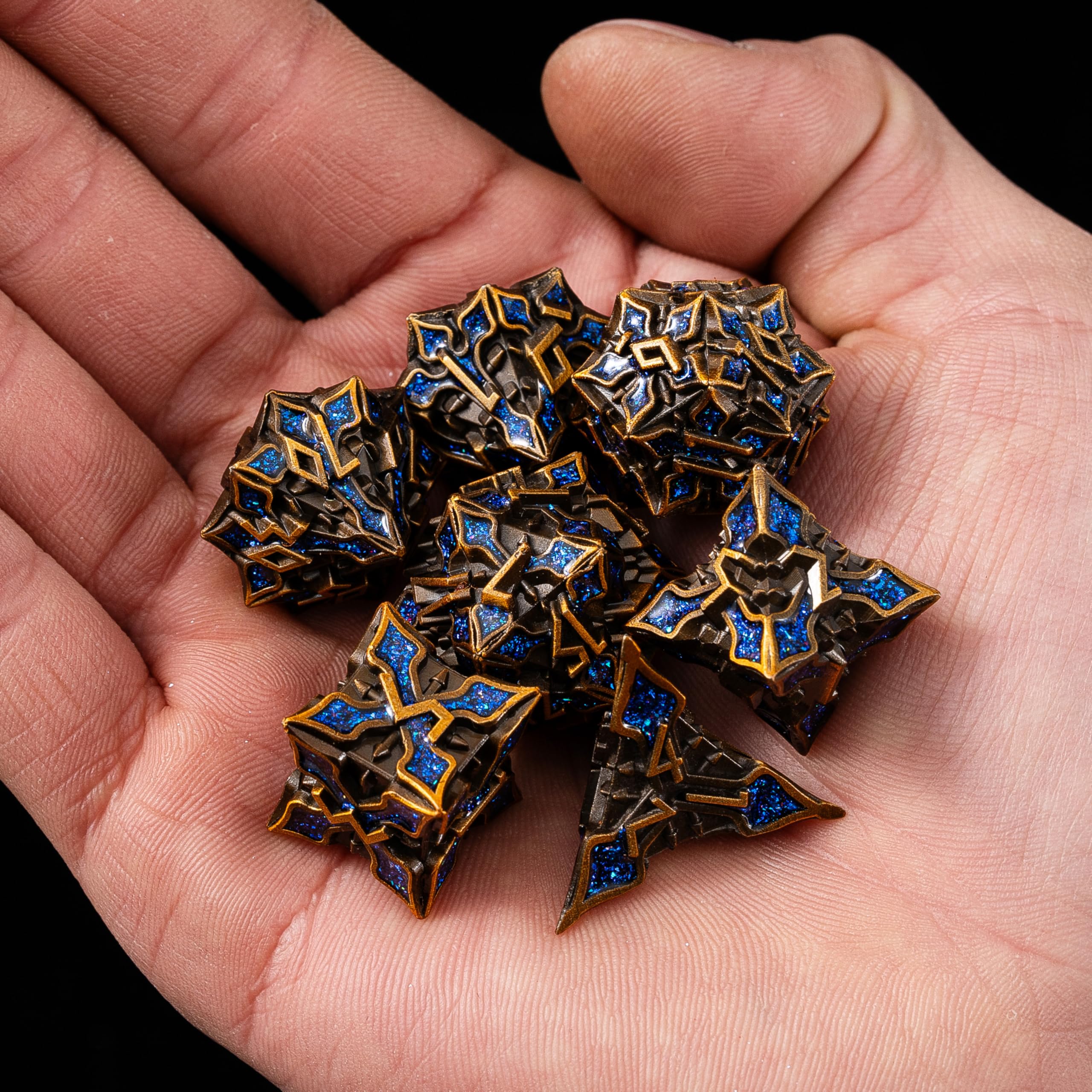 Dadi in metallo per DND, serie Spire Sanctum, set di dadi poliedrici per D&D, giochi di ruolo e altro ancora, rotoli bilanciati, bellissimo set da 7 pezzi per dungeons and dragon (oro antico blu