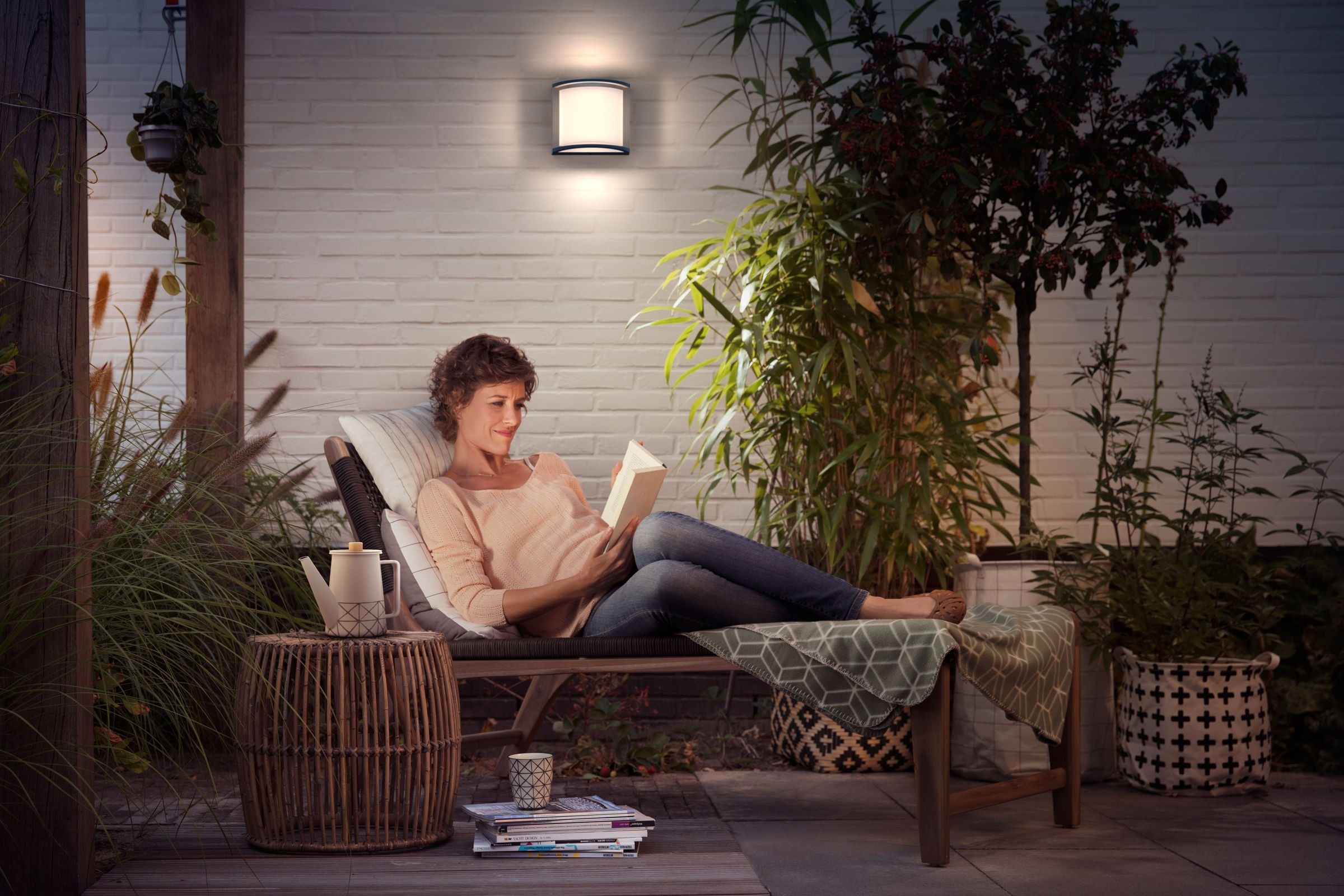 PHILIPS Samondra Outdoor-LED-Leuchte, Wandleuchte, Außenbeleuchtung, 12 W, 1.300 lm, 2.700 K Warmweißes Licht, Integrierte LED, IP44-Wetterfest, Langlebig, Aluminium, Modernes Design, Anthrazitgrau