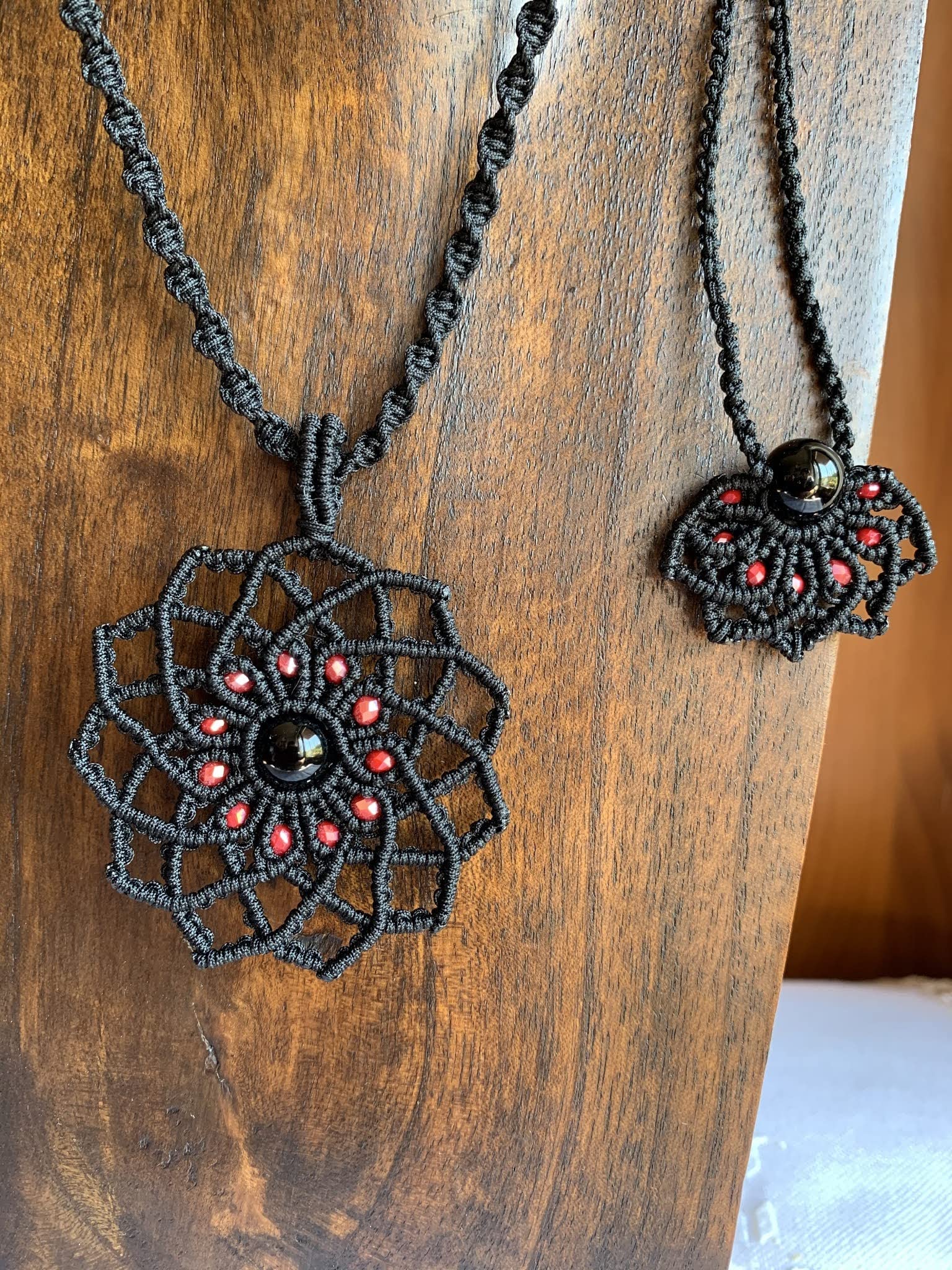 Collar con colgante estrella hecho a mano,negro con cuentas rojas y onix central. Cierre ajustable