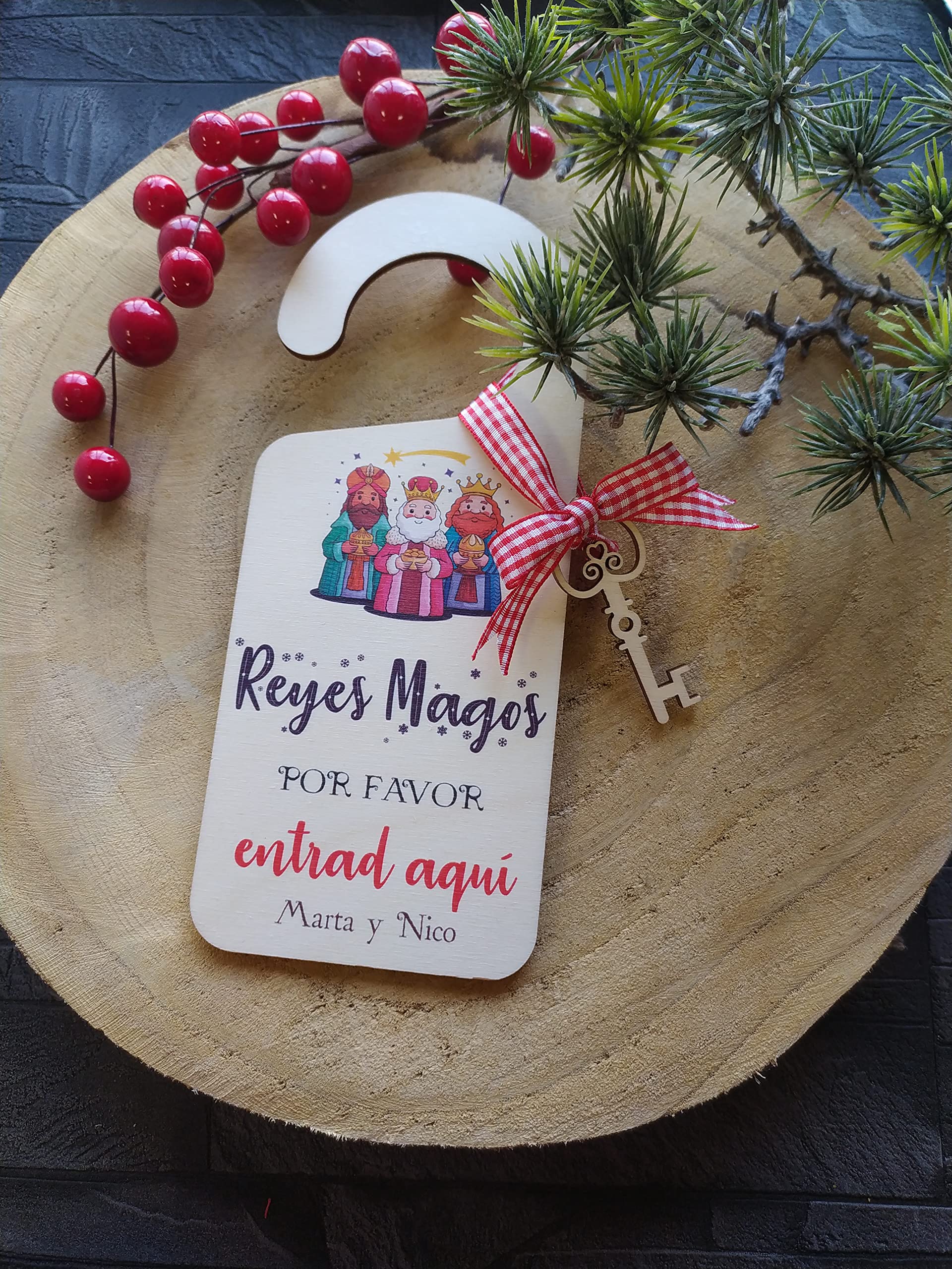 Colgador de madera personalizado con llave mágica | Decoración hogar | Reyes Magos | Adorno navideño | Plantilla huellas