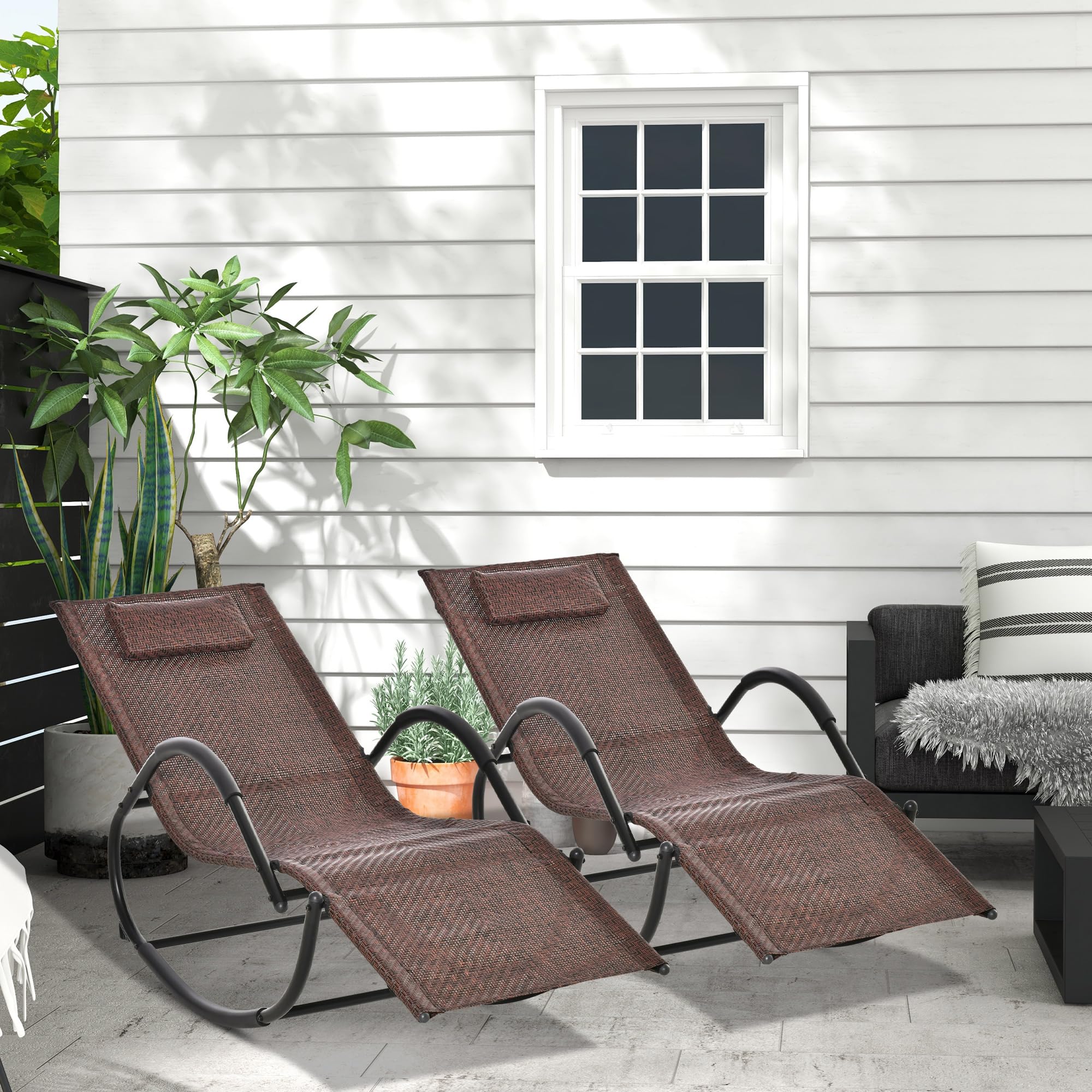 Outsunny Conjunto de 2 Mecedoras de Exterior Tumbonas Mecedoras con Reposabrazos Reposacabezas y Efecto de Ratán Carga 160 kg para Jardín Terraza 160x61x79 cm Marrón