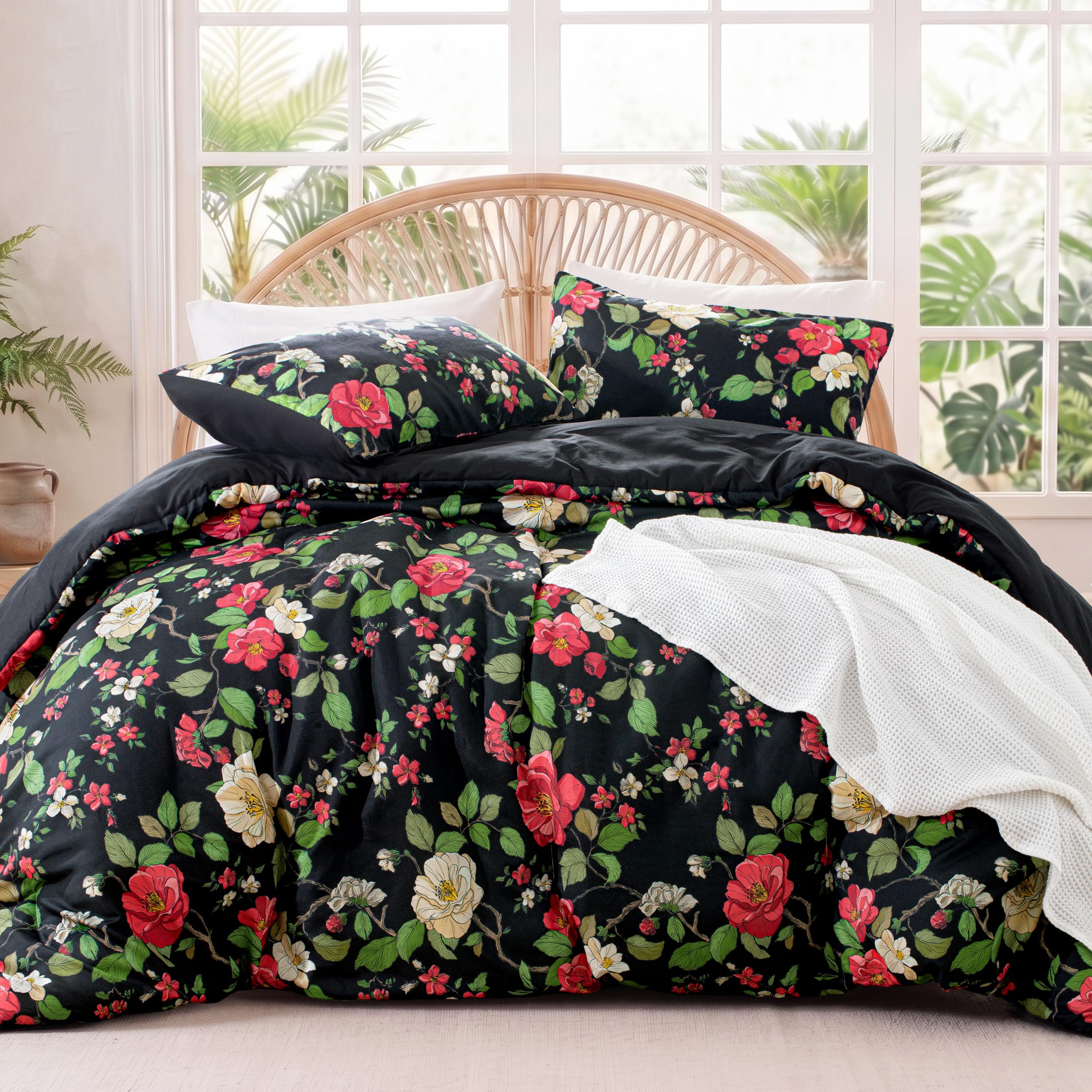 Exclusivo Mezcla Coverless Duvet Set with 2 Pillowcases, 7.5 Tog Double Size Reversible Duvet All Seasons with Flower Pattern, Lightweight and Warm, Black