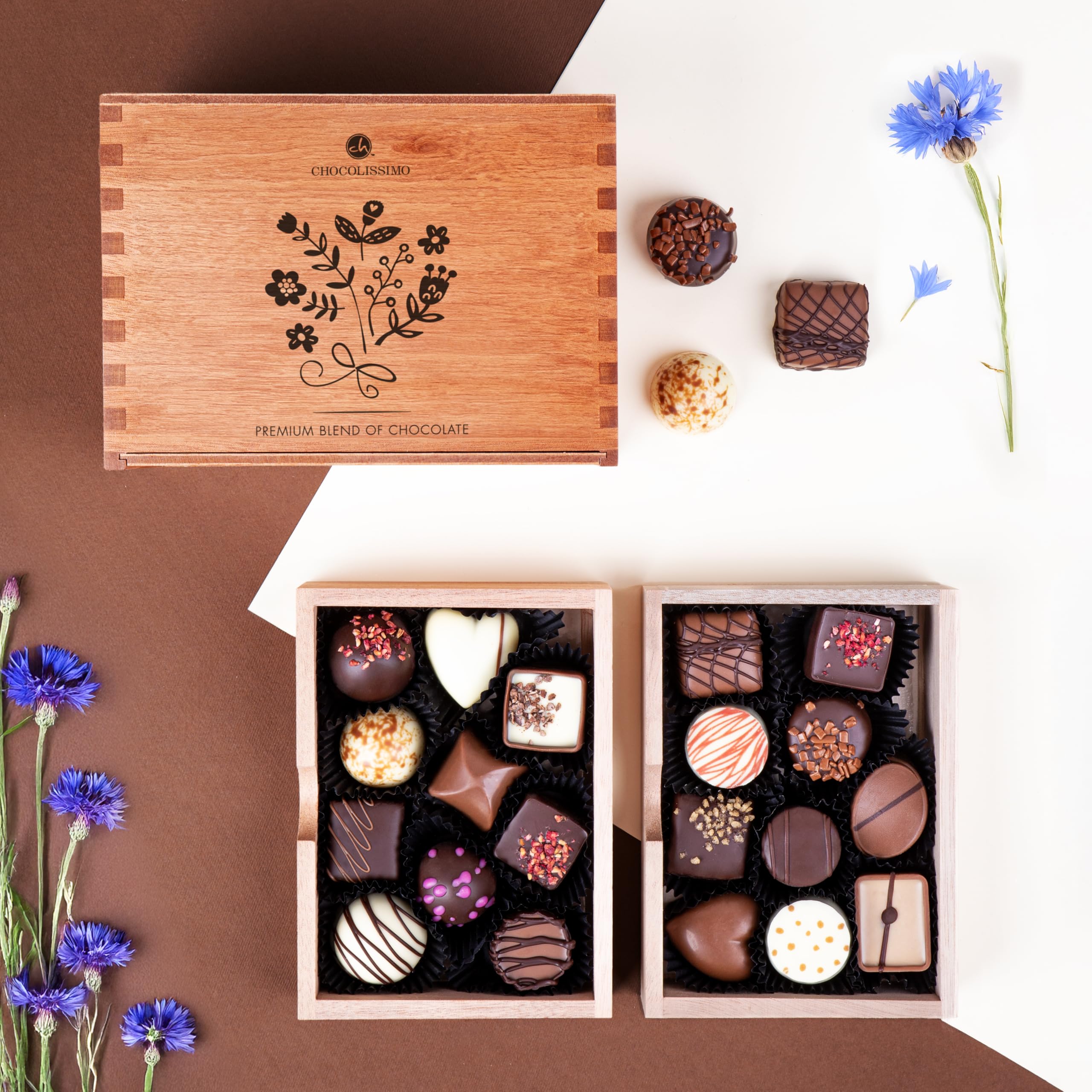 CHOCOLISSIMO - Pralinen Geschenk - Schokolade Geschenk - 20 edle Pralinen in Holzbox mit Blumenmotiv - Geburtstag Geschenk für Frauen, Mama, Freundin, Oma - Frauentag, Renteneintritt