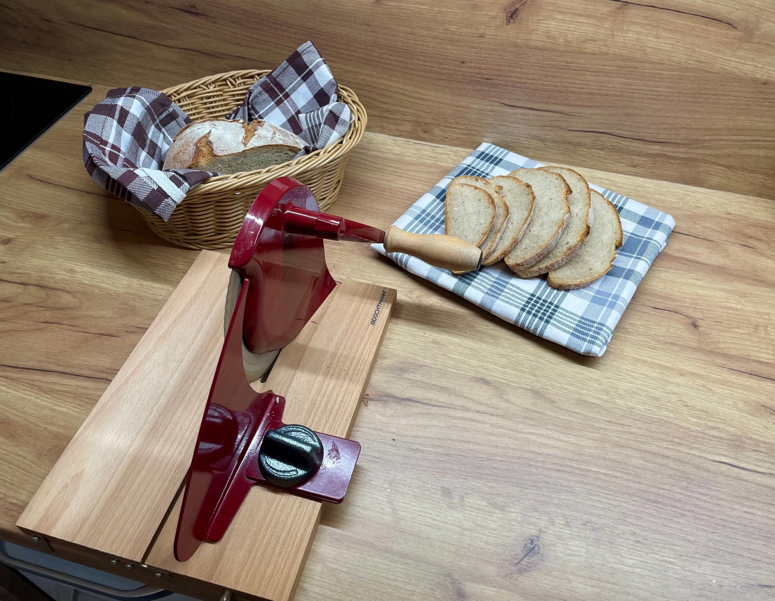 Manueller Allesschneider für Brot und Lebensmittel – mit Klemme – Solingen-Klinge, Holzsockel – rot, hergestellt in der EU