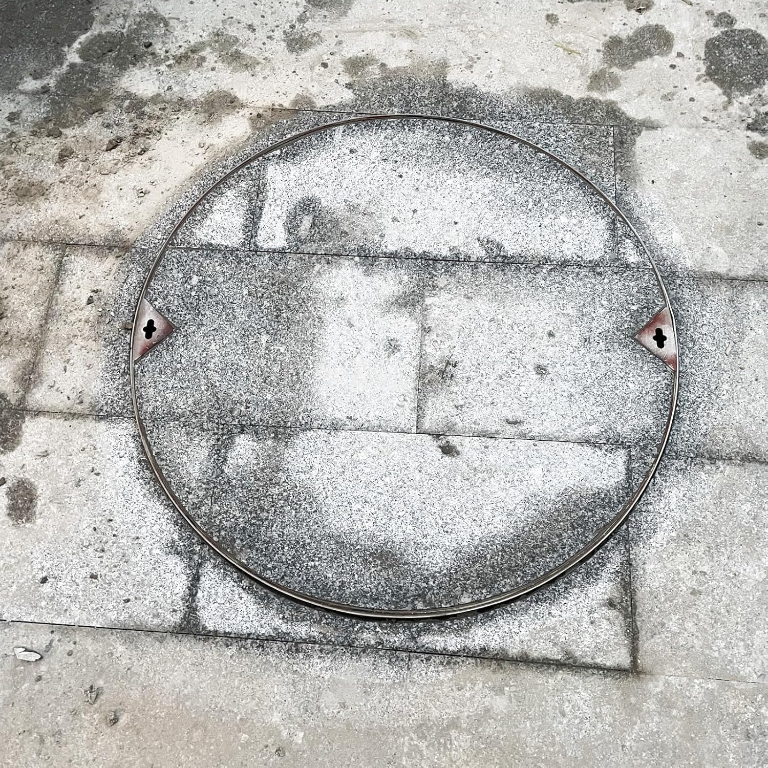 Heavy-Duty Round Stainless Steel Manhole Cover - 15 to 39 Inch Drainage Lid with Frame for Parks, Streets, and Sidewalks - Sleek Hidden Design for Sewer Acces(Dia 80cm(31 1/2 in))