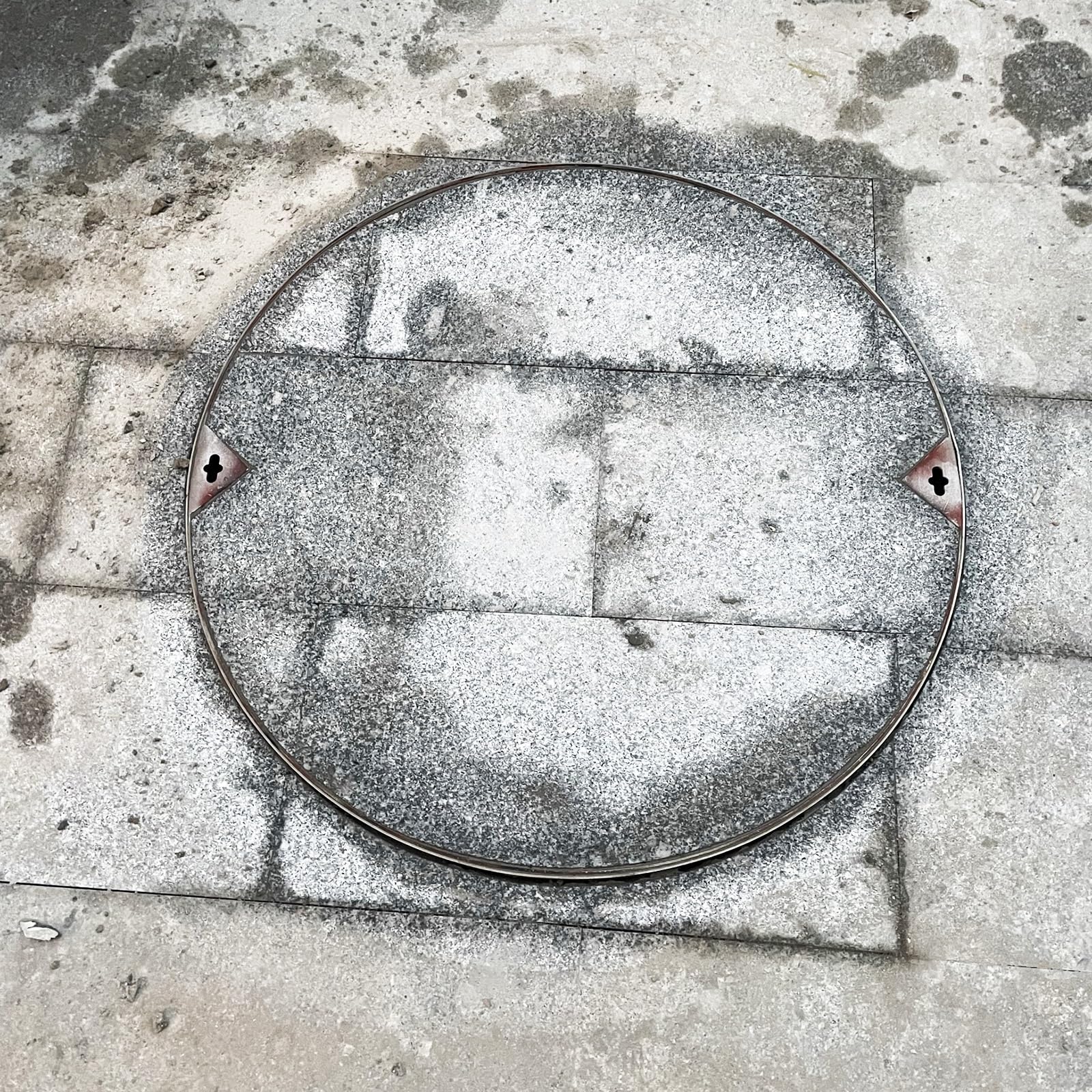 Okrągła osłona włazu do zabudowy na patio, do ogrodu - trwałe i dyskretne pokrywy zewnętrzne (od 300 mm do 1000 mm)