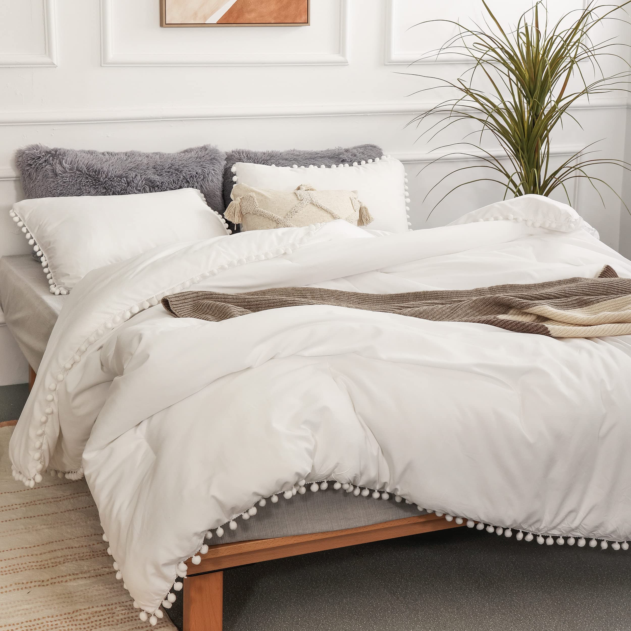 YIRDDEO Beige Queen Ball Pom Fringe Comforter Set 3pcs, Boho Beige Aesthetic Luxurious Queen Bedding Set 3 Pieces, Vintage Ultra Soft Microfiber Comforter Set