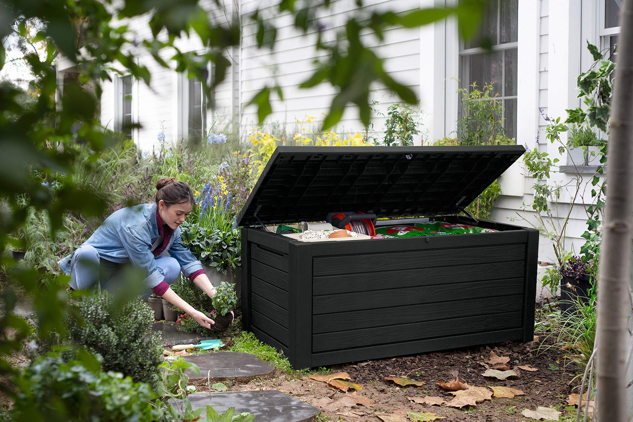 Koll Living Gartenbox/Aufbewahrungsbox 623 Liter, schwarz, weiß oder braun - trockener & belüfteter Stauraum - mit Gasdruckfedern - Deckel bis zu 272 kg belastbar (Schwarz)