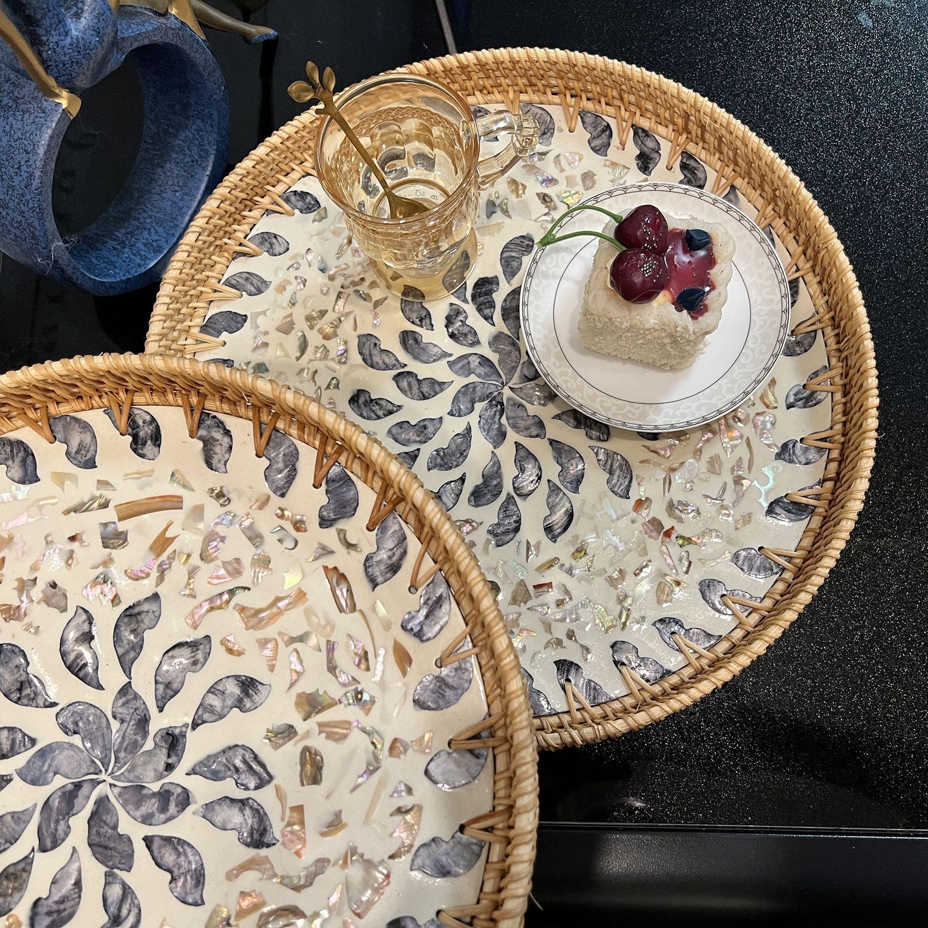 Bandeja de ratán para servir con nácar, bandeja redonda para mesa de café, bandeja redonda de mimbre, bandeja decorativa bohemia, bandeja tejida (flor de la suerte, 11.8 pulgadas)
