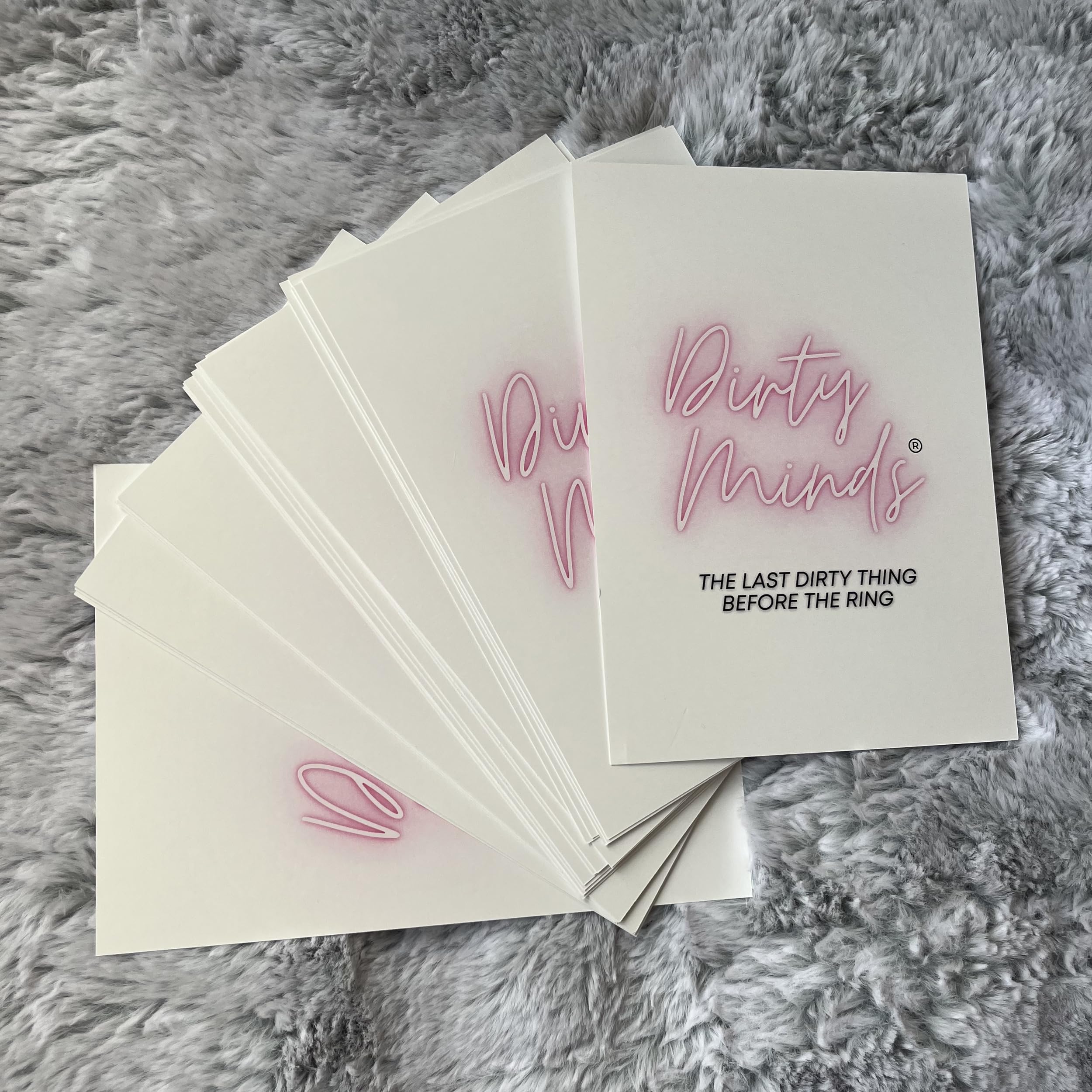 TDC Games Dirty Minds Bachelorette Party Spiele für Erwachsene, Brautdusche Spiele Quiz mit frechen Hinweisen für 25 Gäste, Erwachsenenspiele für Spieleabend, Paarspiele für Erwachsene, lustige