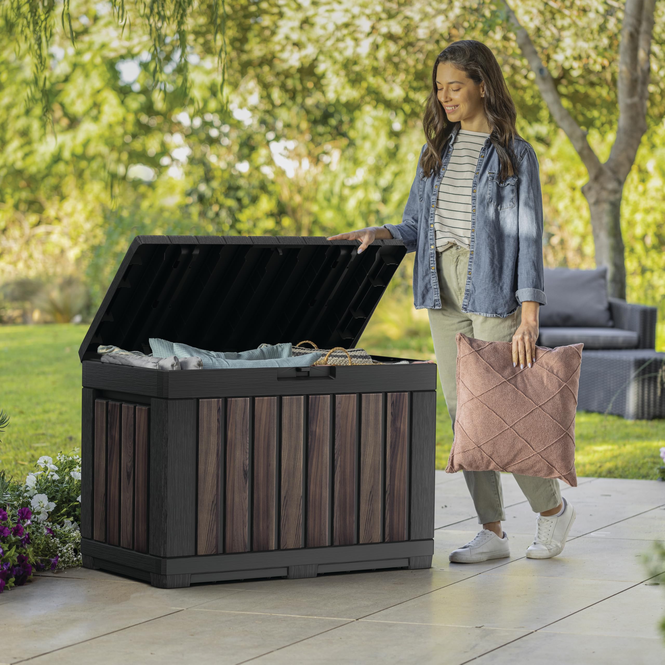 Keter Gartentruhe KENTWOOD 190L Decocoat – Wetterfeste Gartenbox in Rosenholzoptik mit Sitzfunktion – UV-beständige Aufbewahrungsbox, abschließbar, für Innen- & Außenbereich