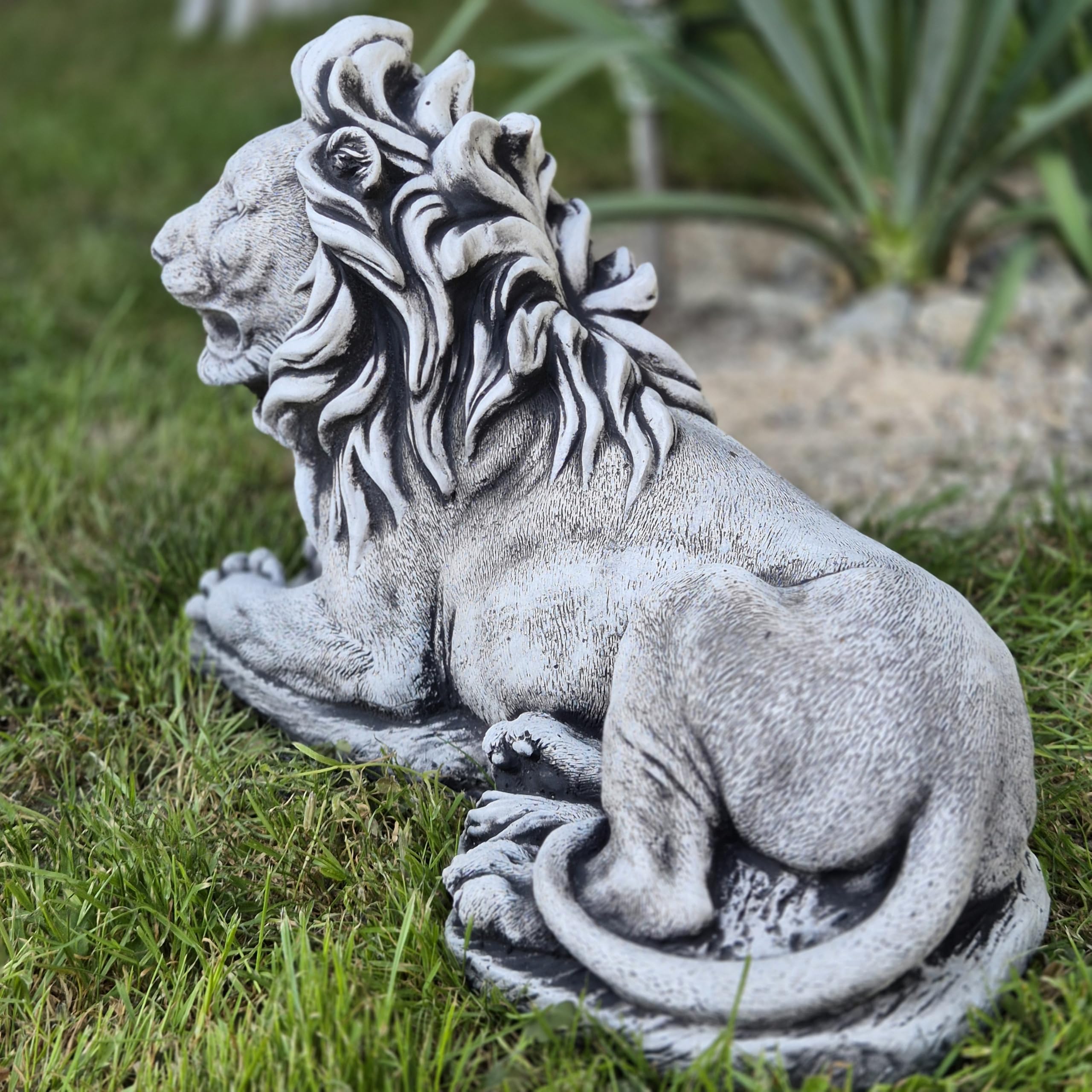 FABRIQ Figurka lwa z kamienia, realistyczna rzeźba ogrodowa z odlewanego kamienia, 13 kg, odporna na warunki atmosferyczne i mróz, majestatyczna dekoracja ogrodowa
