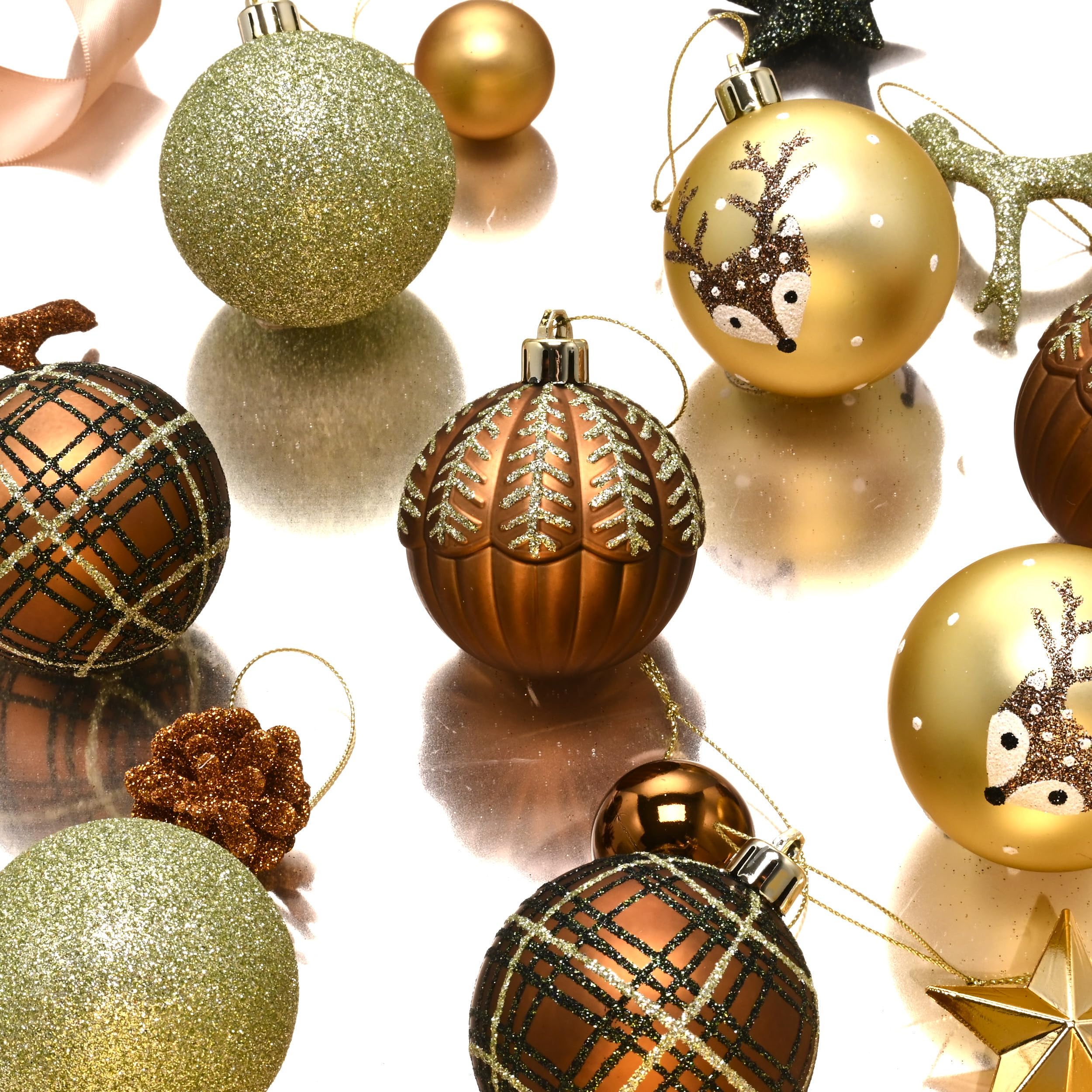 Valery Madelyn Lot de 60 boules de Noël - Décoration de Noël - En plastique - Bronze - Vert - Avec crochet de suspension - Thème forêt (M)