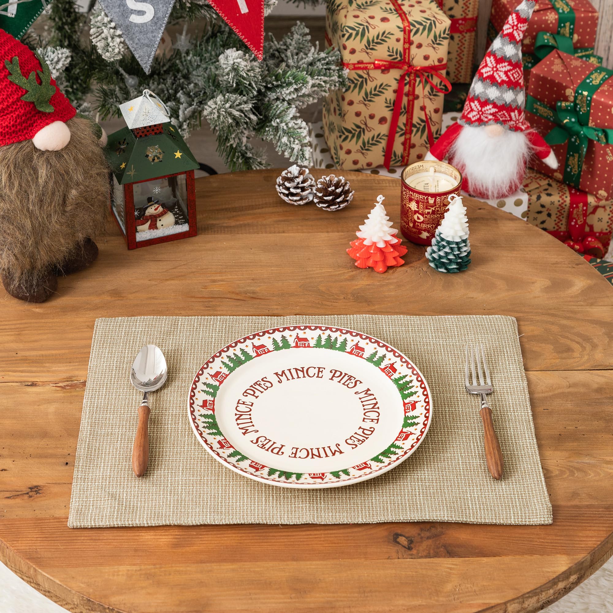Kevin Textile - Juego de 4 manteles individuales lavables resistentes al calor para fiestas, cena buffet, 33 x 48 cm, color beige claro