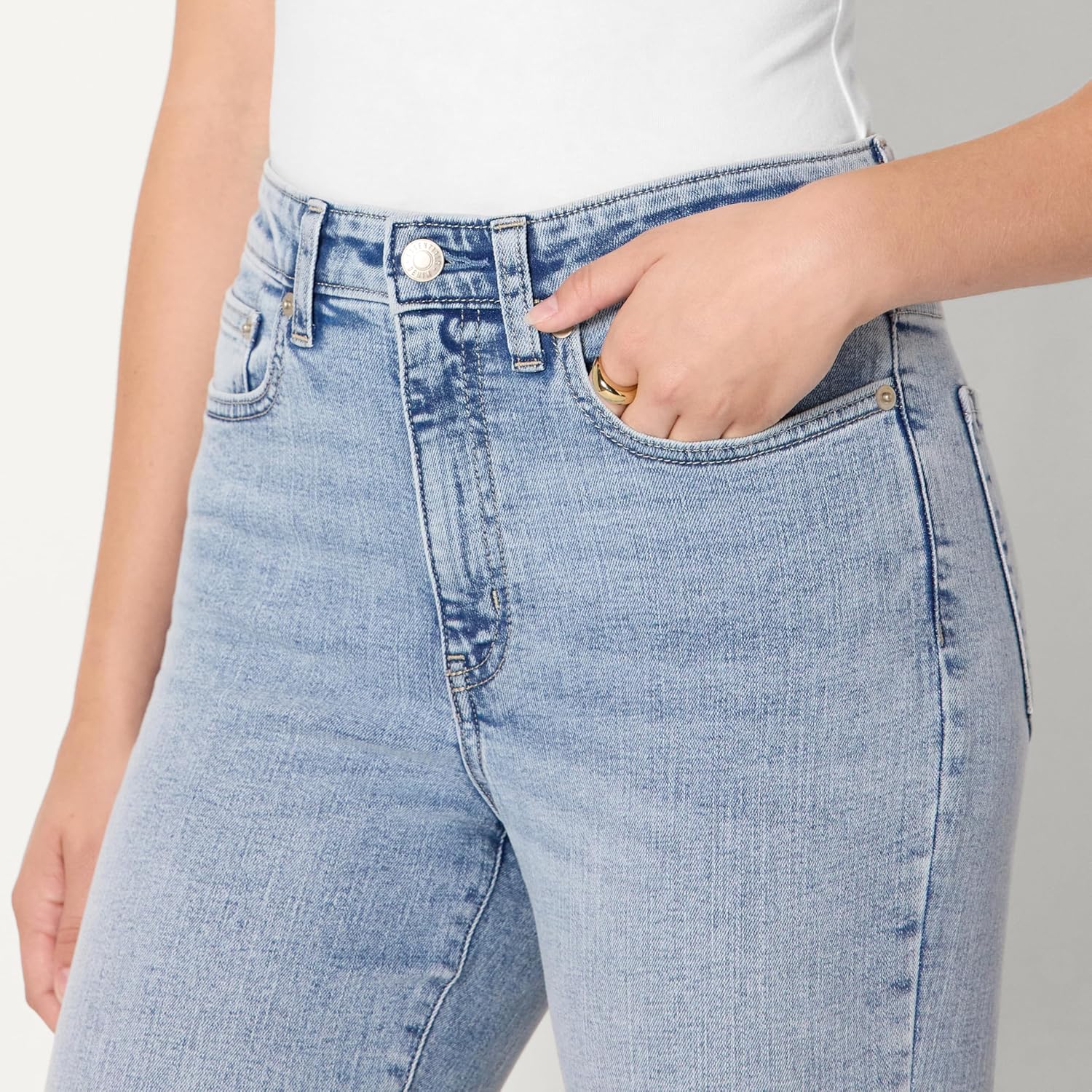 Amazon Essentials Women's Women's High Stretch High-Rise Flare Jean - Image 3