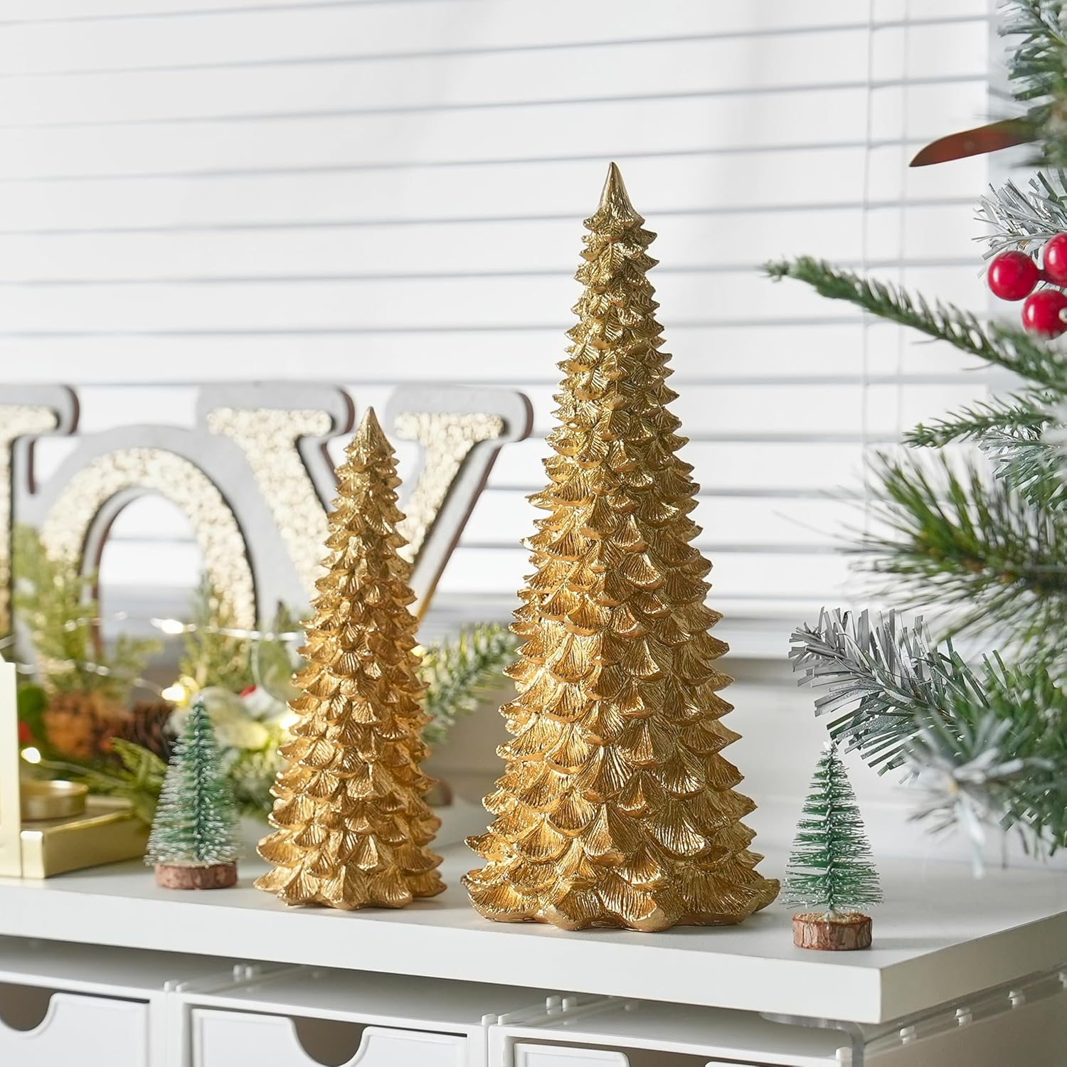 AOMOONOA Gold Christmas Tree Figurines, 2Pcs Resin Christmas Tree for Tabletop Decoration, Small Christmas Trees Set, Decorative Xmas Trees for Christmas Mantel Indoor Home Decor